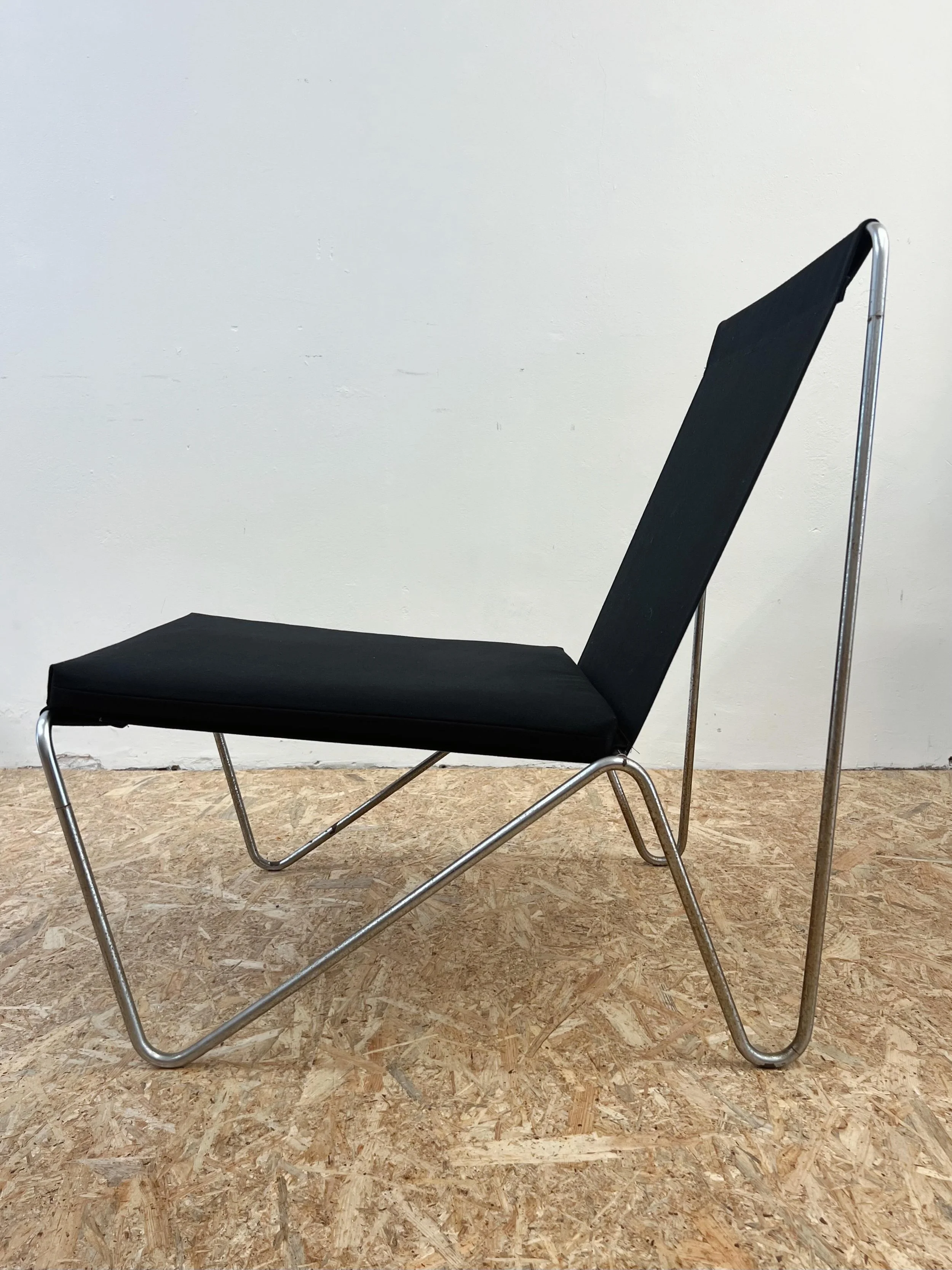 Bachelor Chair, een ontwerp van Verner Panton voor Fritz Hanssen, 1970. Voorzien van nieuw dragend canvas van @trapapart en een los zitkussen, net als het origineel. 
.
.
#vernerpantondesign #vintagedesignfurniture #upholstery #stofferen #meubelstoff