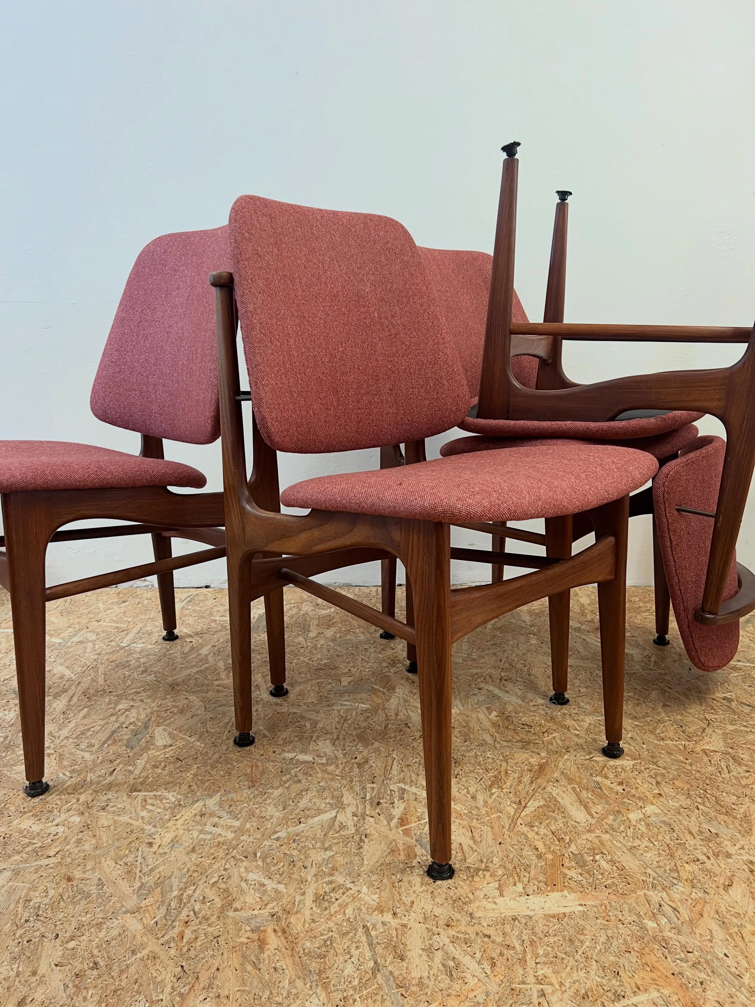 Eetkamerstoelenparade! 🎉

1️⃣ 6 Jutex stoelen van Louis van Teeffelen in de Beck van @maharamstudio 
2️⃣ 4 vintage eetkamerstoelen in de Leaf Recycled van @kirkbydesign 
3️⃣ 4 Gispen stoelen in de Firma van @maharamstudio 

Allemaal weer klaar voor 