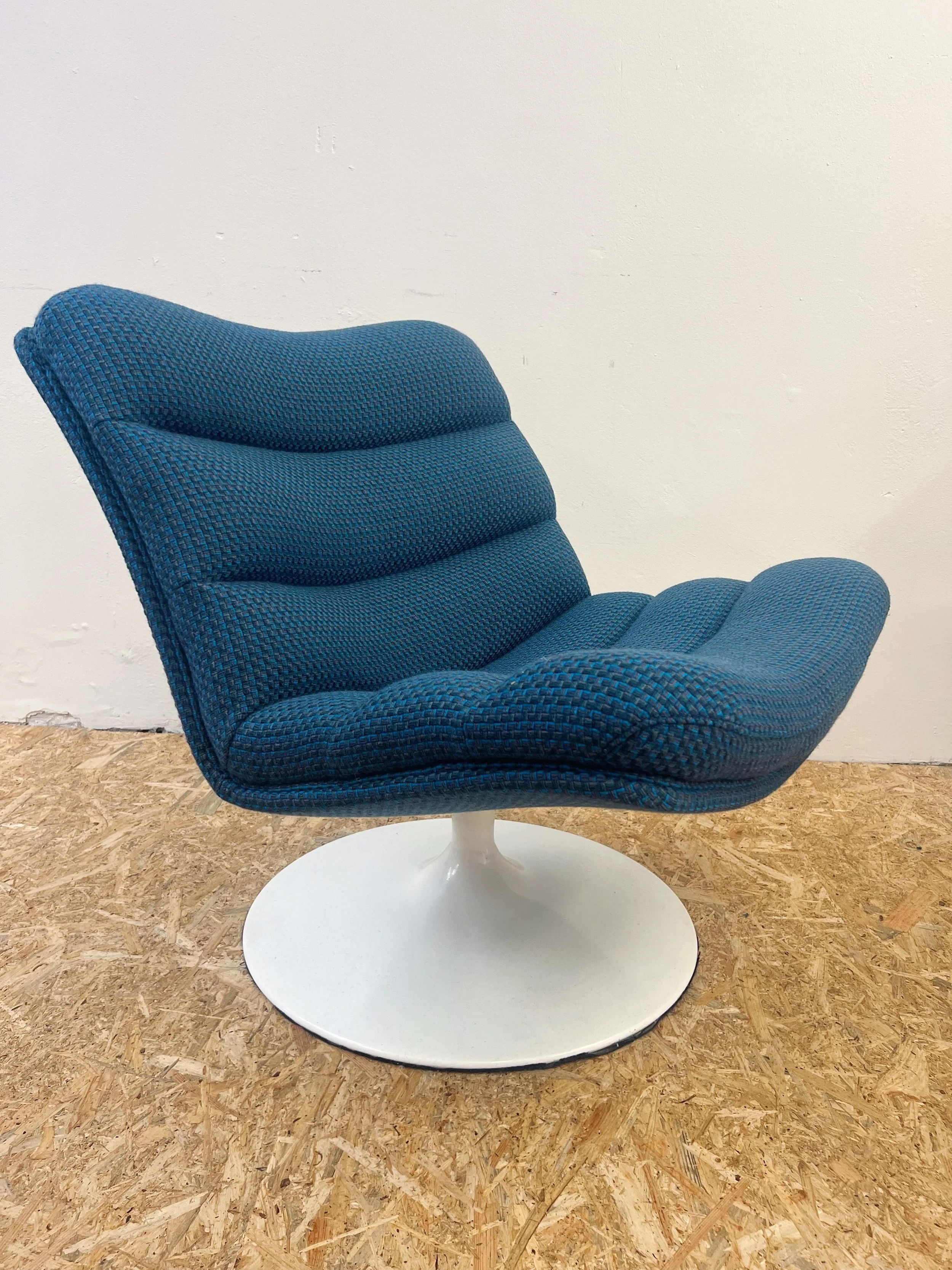 F506 fauteuil, een ontwerp van Geoffrey Harcourt voor @artifort_furniture (1970&rsquo;s). Opnieuw gestoffeerd in de Panama Plus van @deploeg 💙
.
.
#geoffreyharcourtforartifort #designfurniture #vintagedesignfurniture #stofferen #meubelstoffeerderij