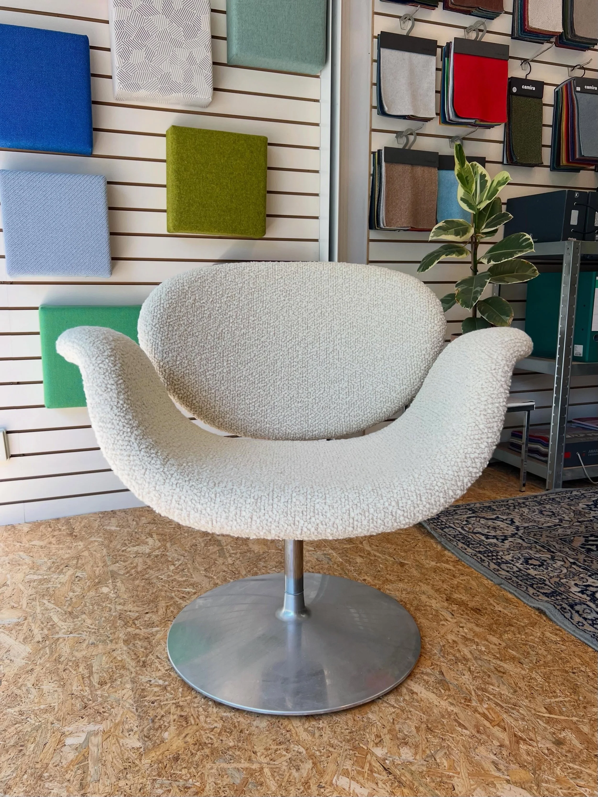 De Tulip Midi, een ontwerp van Pierre Paulin voor @artifort_furniture (1960). Opnieuw gestoffeerd in de Storr van @butefabrics 🌤️
.
.
#artiforttulip #pierrepaulin #moderndesignfurniture #stofferen #meubelstofferen