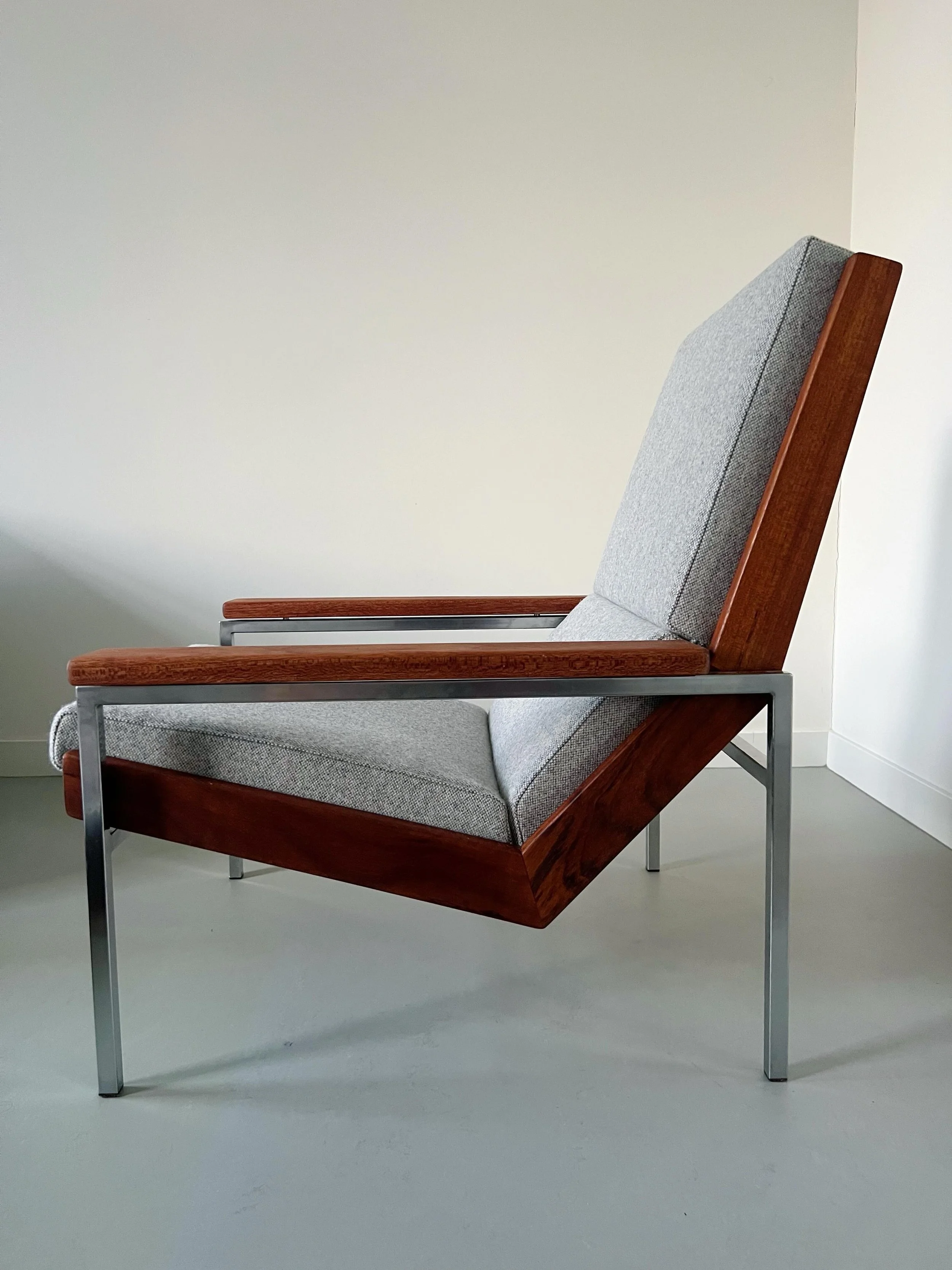 Lotus fauteuil, een ontwerp van Rob Parry voor Gelderland (1950). Deze beauty was er niet zo best aan toe.. Het frame zat onder een laag vuil en nicotine, de singels waren uitgelubberd, het schuim vergaan en de hoezen gescheurd. Maar na de nodige ure
