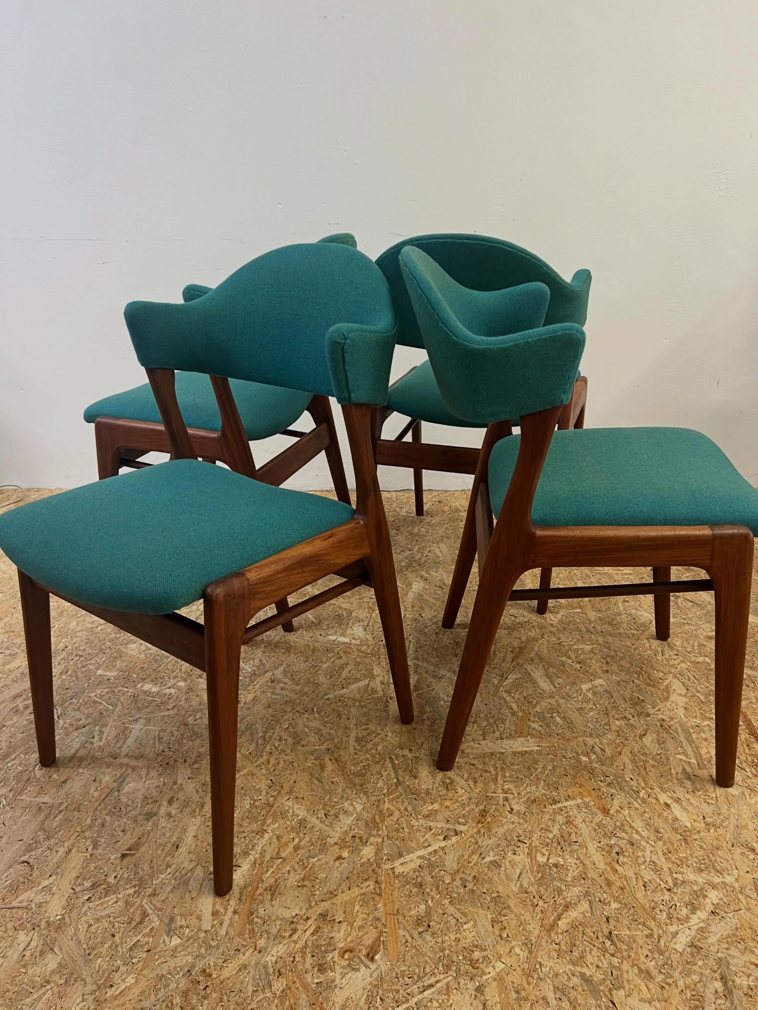 Dit 4-tal vintage eetkamerstoelen - ooit van de straat gevist - werd voorzien van nieuw binnenwerk en gestoffeerd in de Ploegwool van @deploeg. De klant knapte de frames op en.. voila! Van afdankertjes naar de eyecatchers in huis! ♻️💚
.
.
#reuserecy