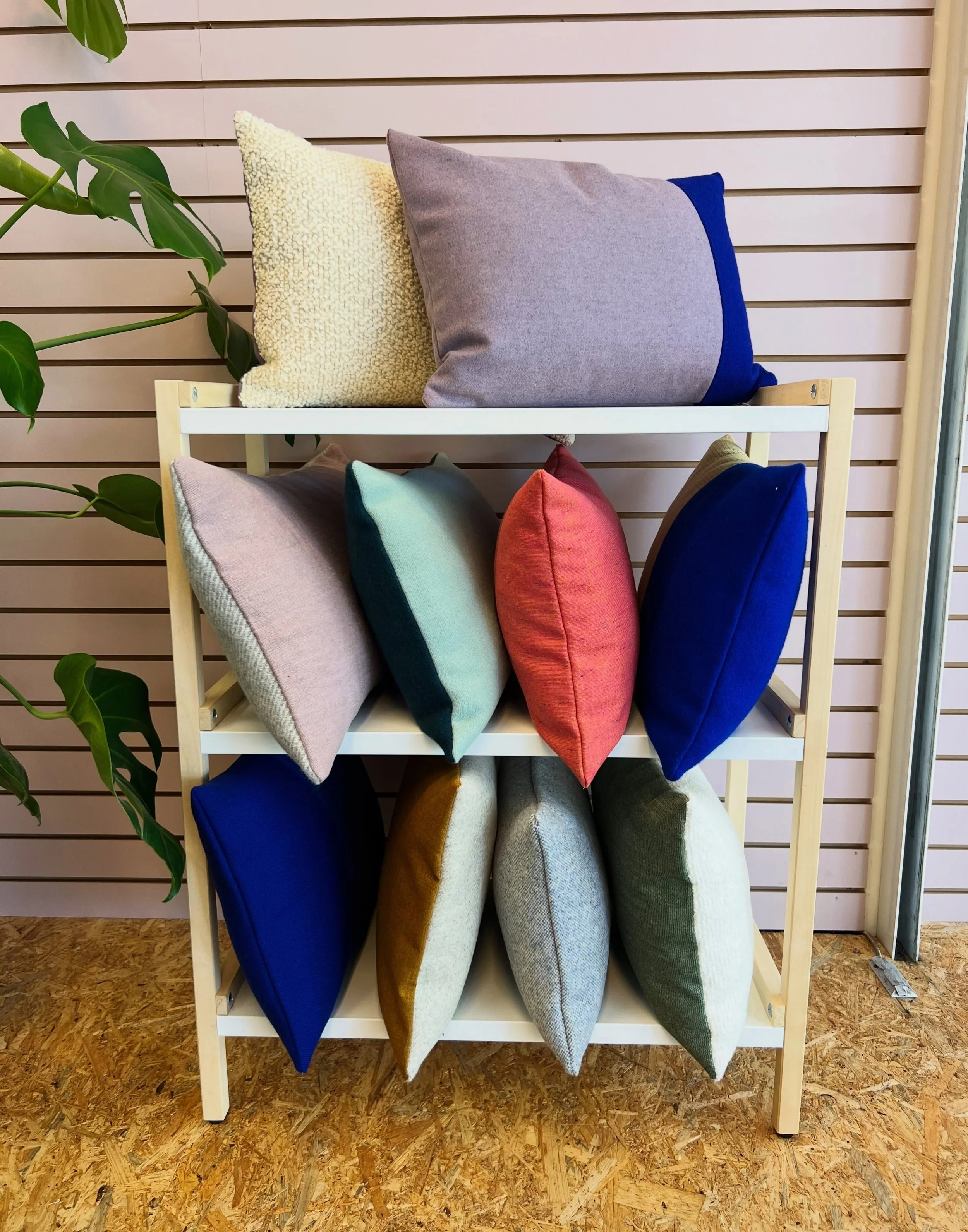 De kastjes zijn weer gevuld met nieuwe kussens, gemaakt van de mooiste coupons uit de stoffeerderij. Kom dus vooral langs in de werkplaats en scoor wat extra kleur voor jouw interieur 🌈 ✨
.
.
#kussens #sierkussens #kussensopmaat #stoffeerderij #shop