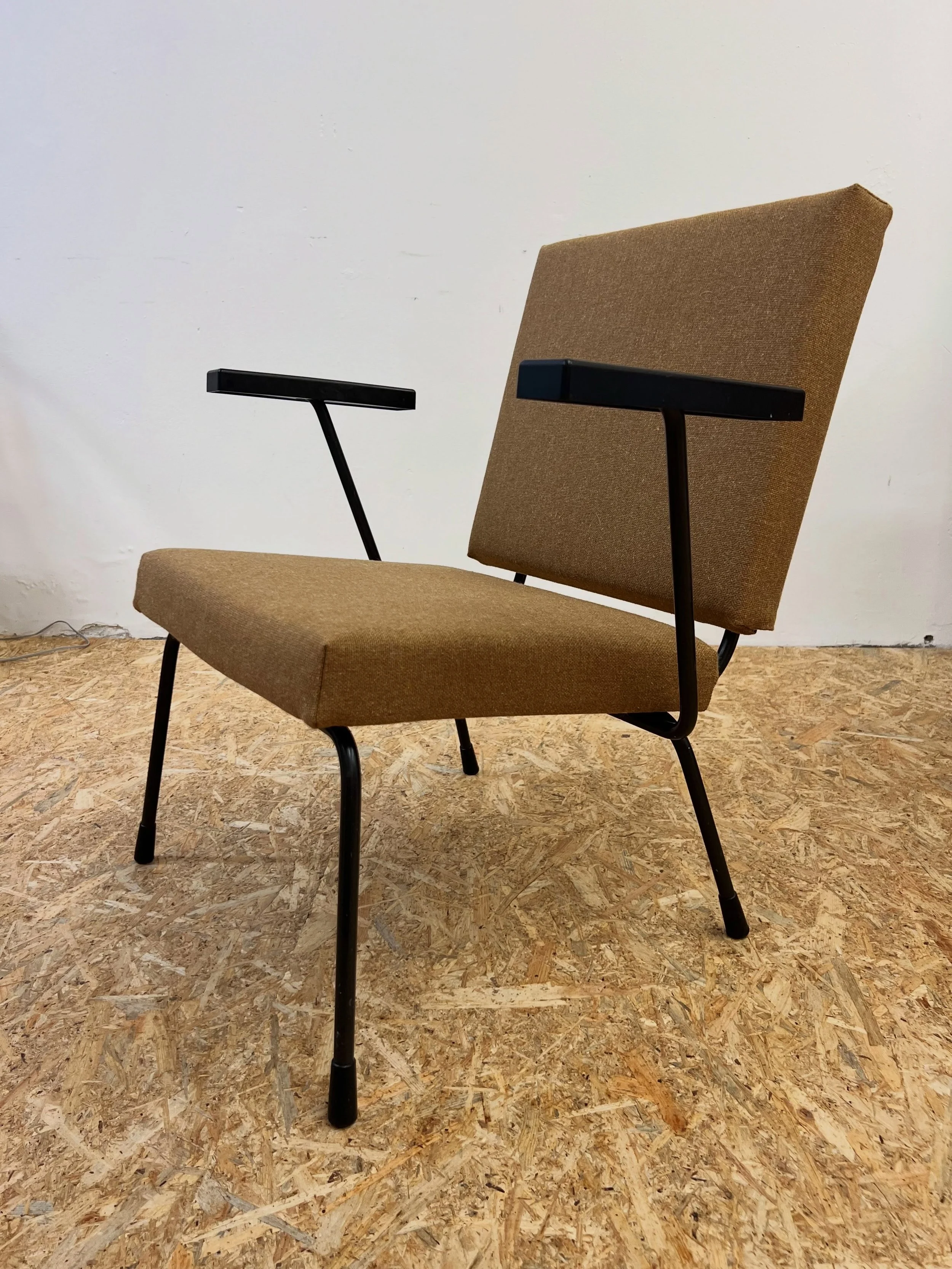 De Gispen 1401 (1954), hij blijft leuk. Met vers schuim en de Main Line Flax van @camirafabrics - een blend van wol en linnen - kan hij weer jaren mee! 🍂
.
.
#gispen1401 #rietveld #stofferen #meubelstofferen #vintagedesignfurniture