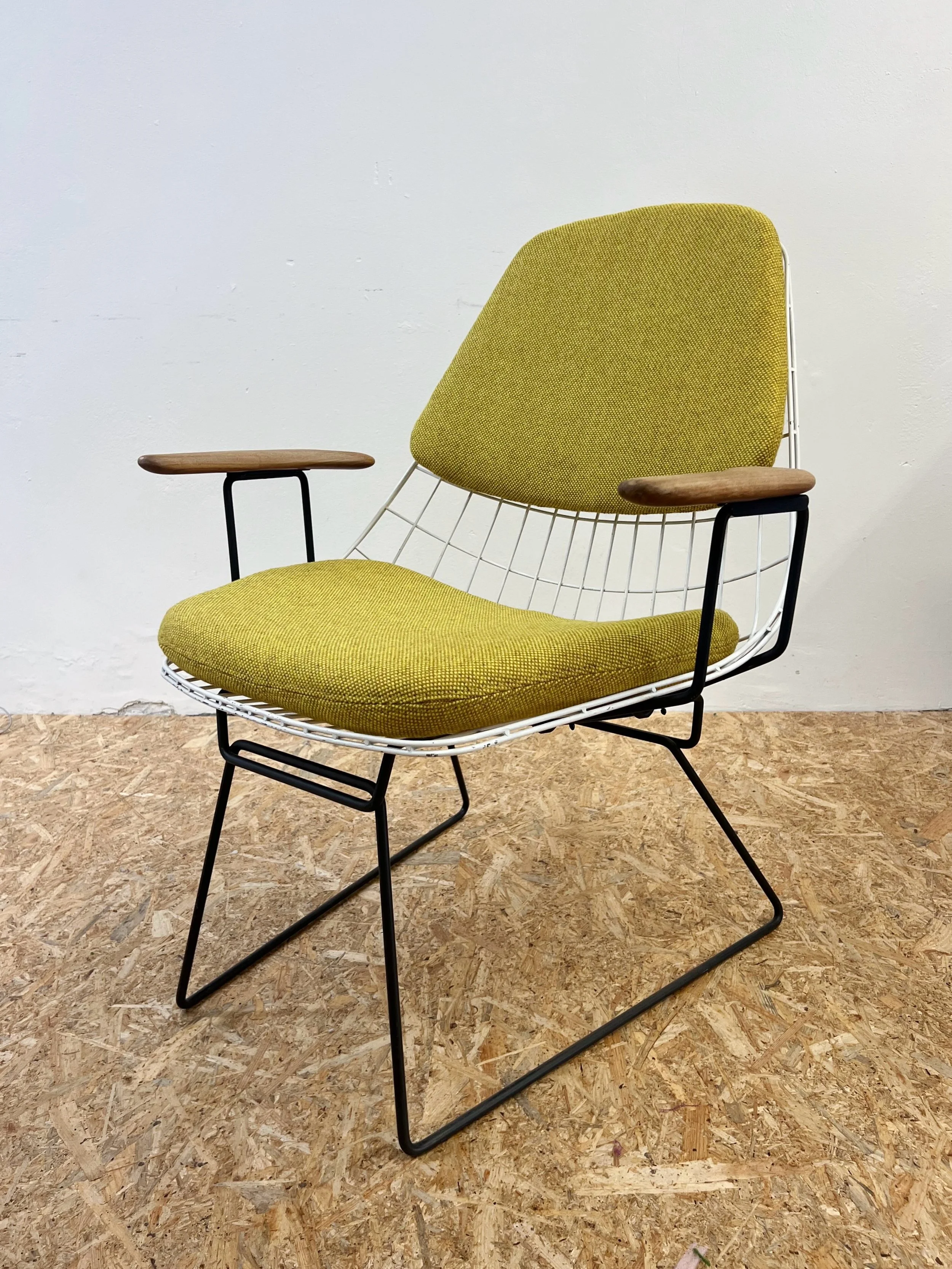 Draadfauteuil FM06, een ontwerp van Cees Braakman en Adriaan Dekker voor Pastoe (1958). Opnieuw gestoffeerd in de Firma van @maharamstudio 💛 In opdracht van @vintagemooiste.
.
.
#pastoe #fm06 #ceesbraakman #stofferen #desigfurniture