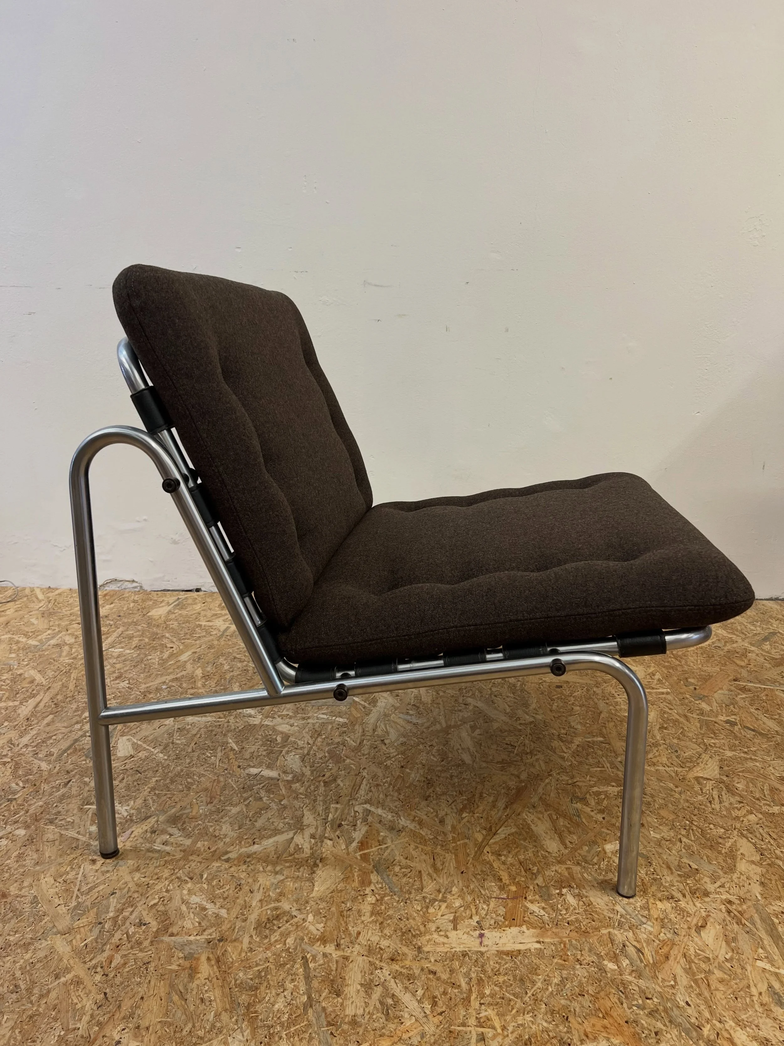 Osaka fauteuil SZ077, een ontwerp van Martin Visser voor &lsquo;t Spectrum (1969), voorzien van nieuwe kussens en gestoffeerd in de Tonica 2 van @kvadrattextiles 🍂
.
.
#osakachair #martinvisser #spectrum #stofferen #stoffeerderij