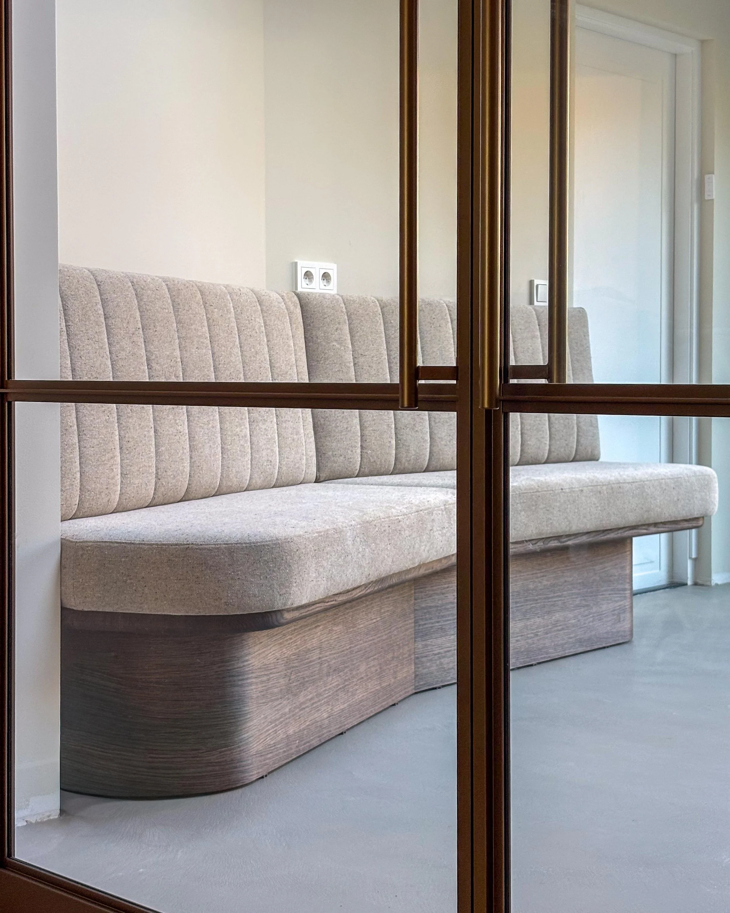 In samenwerking met Woodbekkers: eetkamerbank op maat. Gestoffeerd in de Fleck Eco van Kirkby Design.