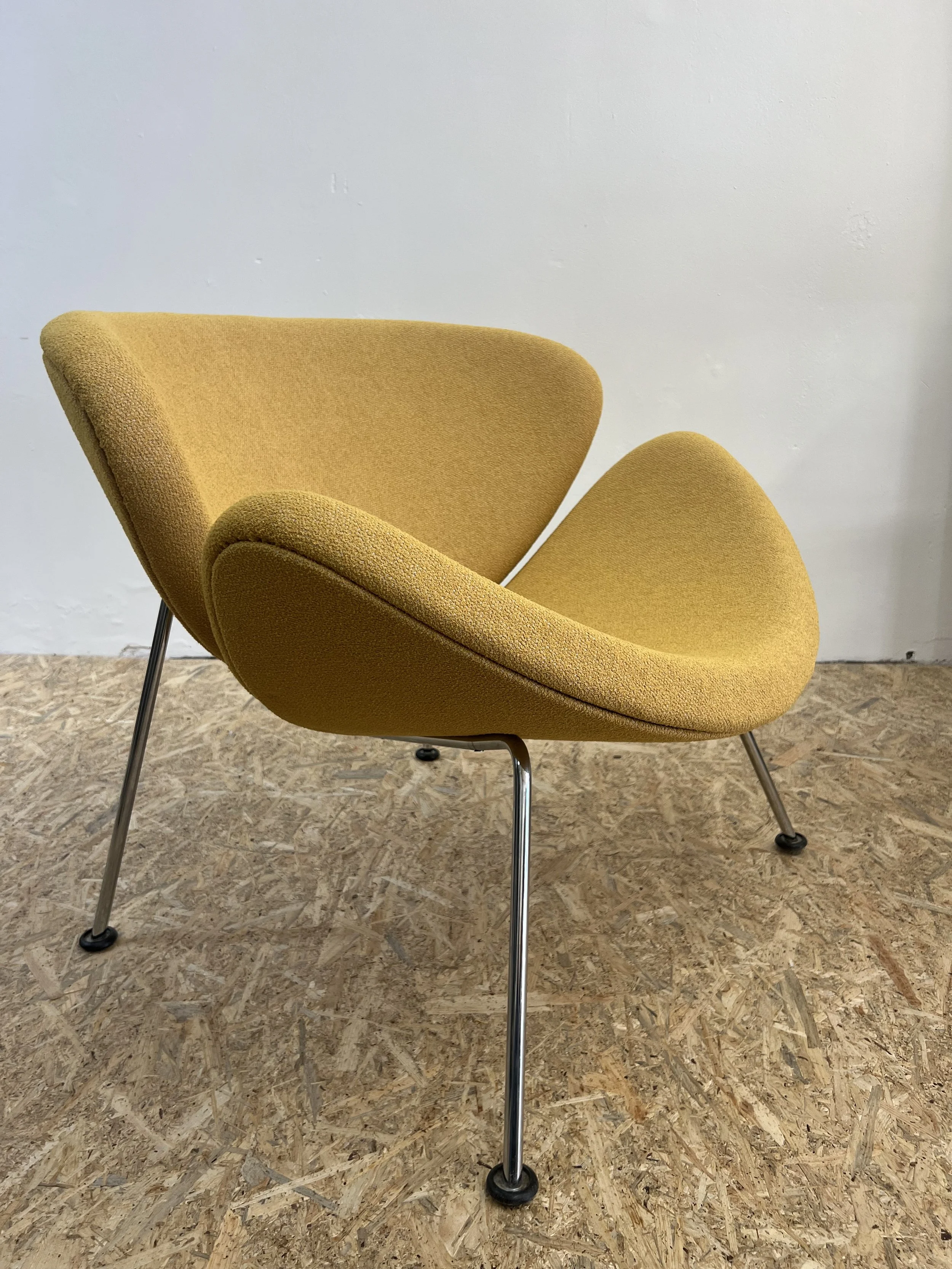 Artifort Orange Slice, voorzien van nieuw schuim en gestoffeerd in de Foster van Vescom, een zachte bouclé van gerecycled polyester.