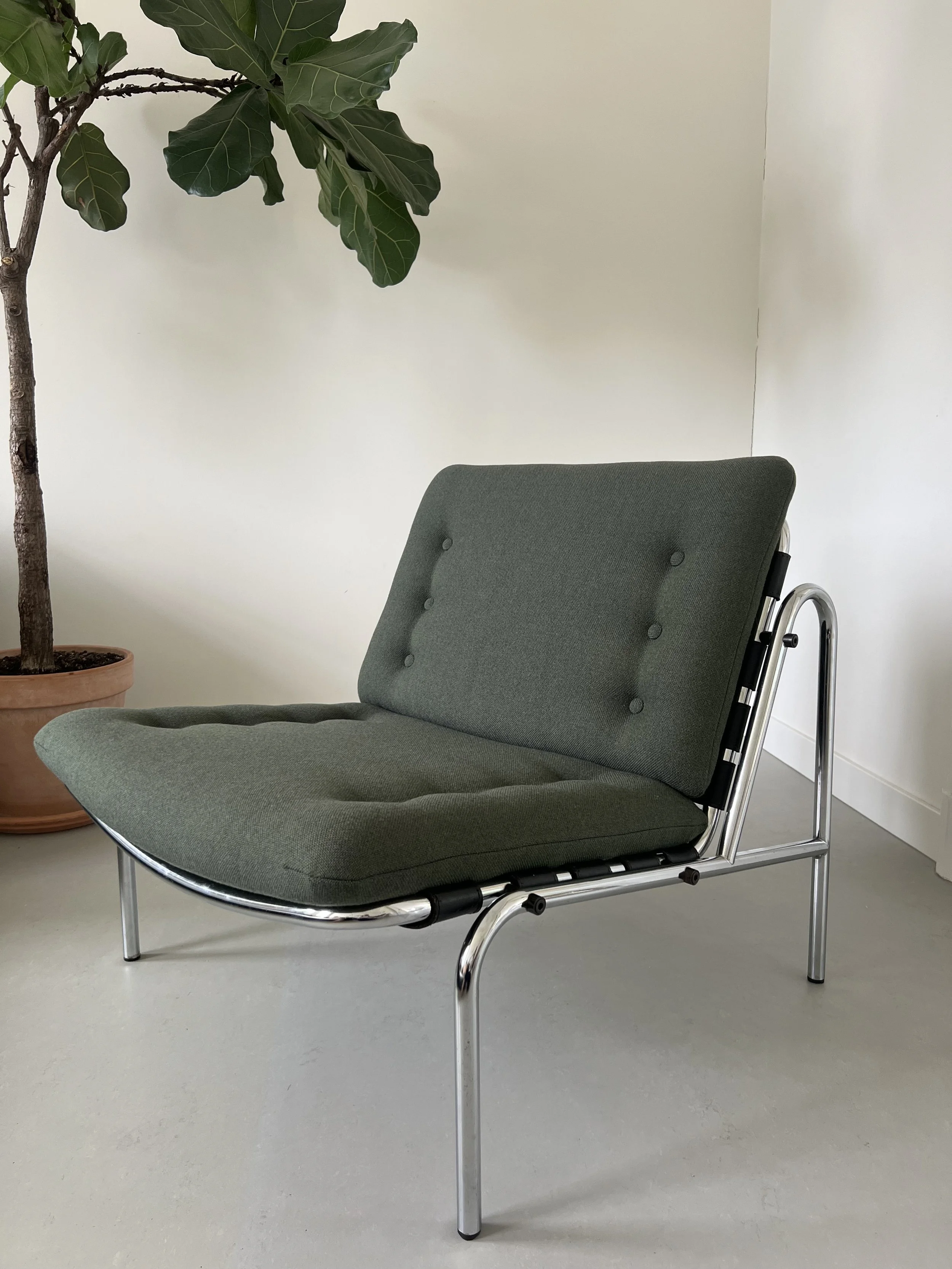 Osaka fauteuil SZ077 (Martin Visser, ‘t Spectrum, 1969). Voorzien van nieuw schuim en gestoffeerd in Ploegwool van De Ploeg.
