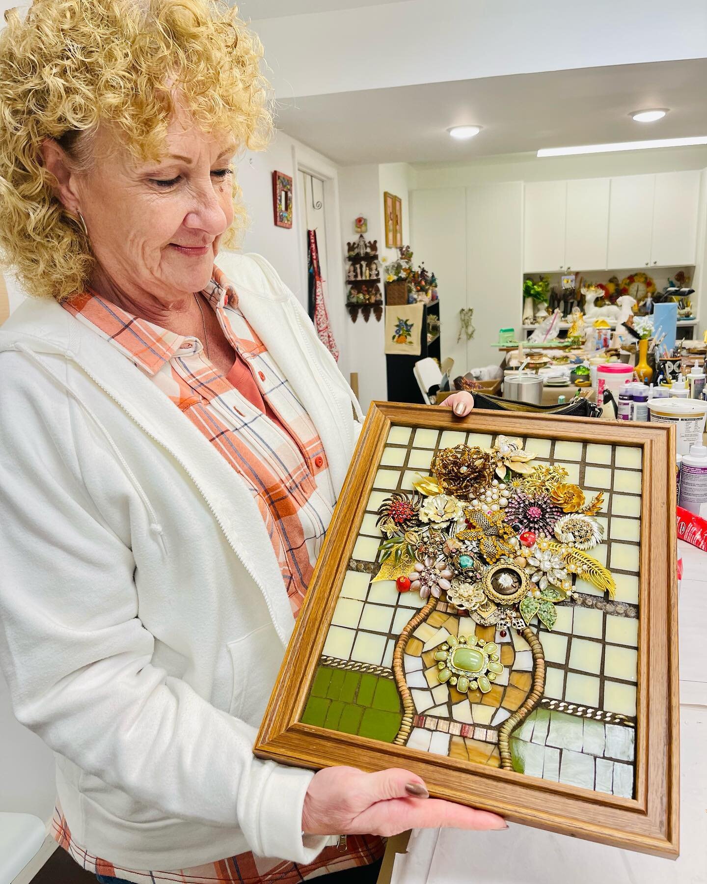 Deborah created her beautiful mosaic Floral in a private class with me. Her first mosaic. Well done!