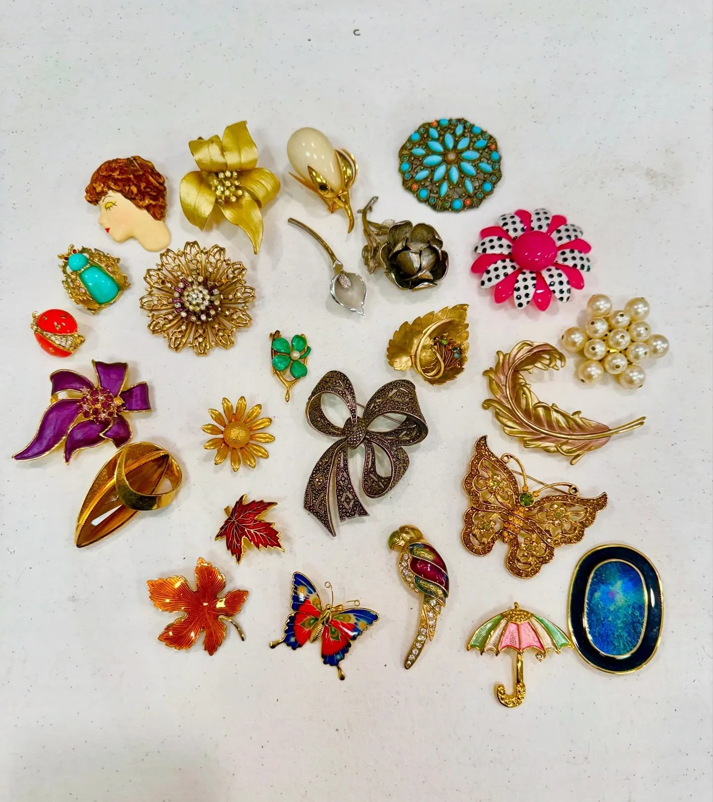 Sometimes you just get lucky!#vintagejewelry #fleamarketfinds