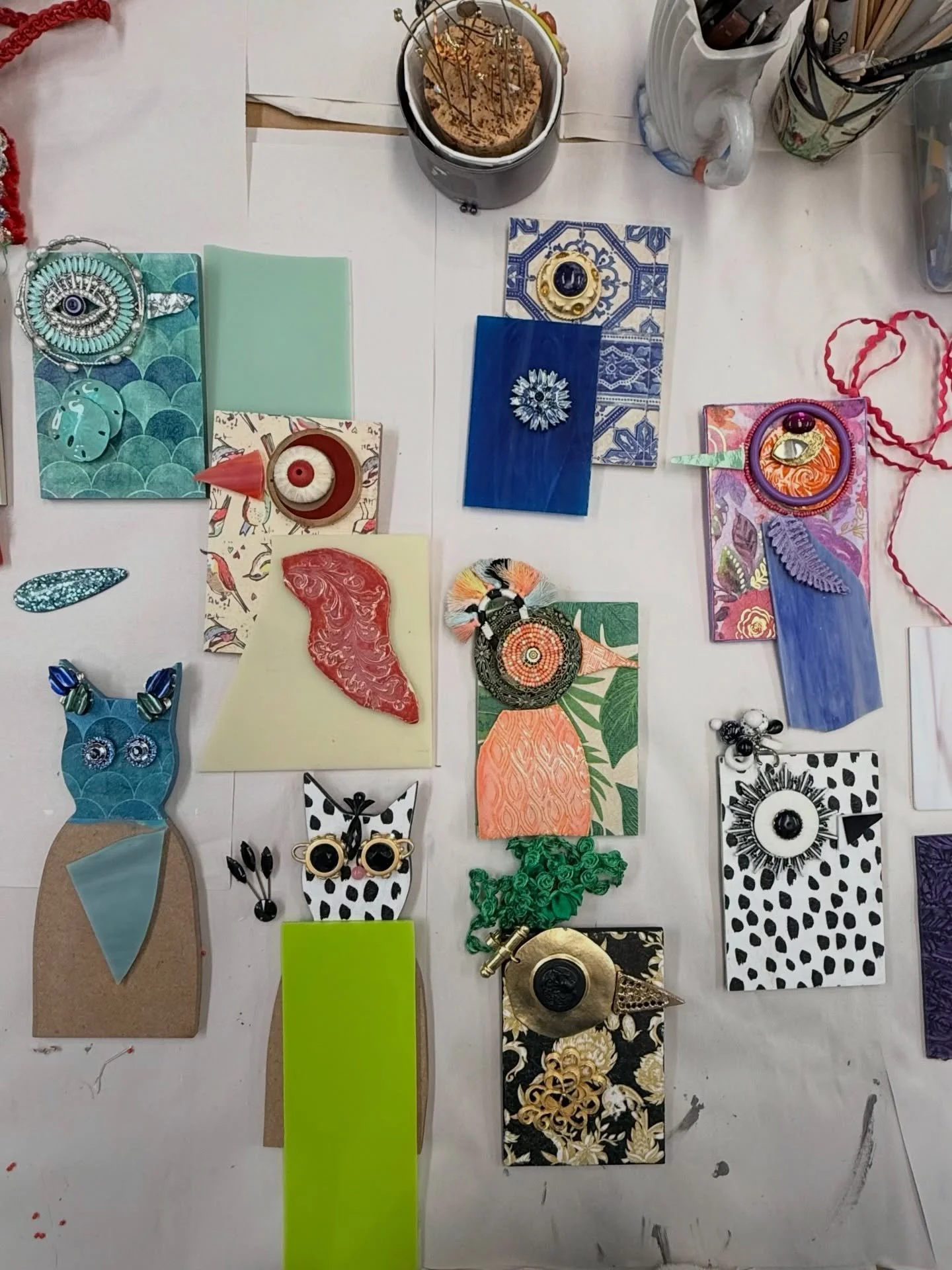 Working on some Feathered Friends and Fancy Felines today. These cuties help me charge up my momentum for the bigger projects and commissions #mosaicart #mosaicbirds #mosaiccats #debramagermosaics