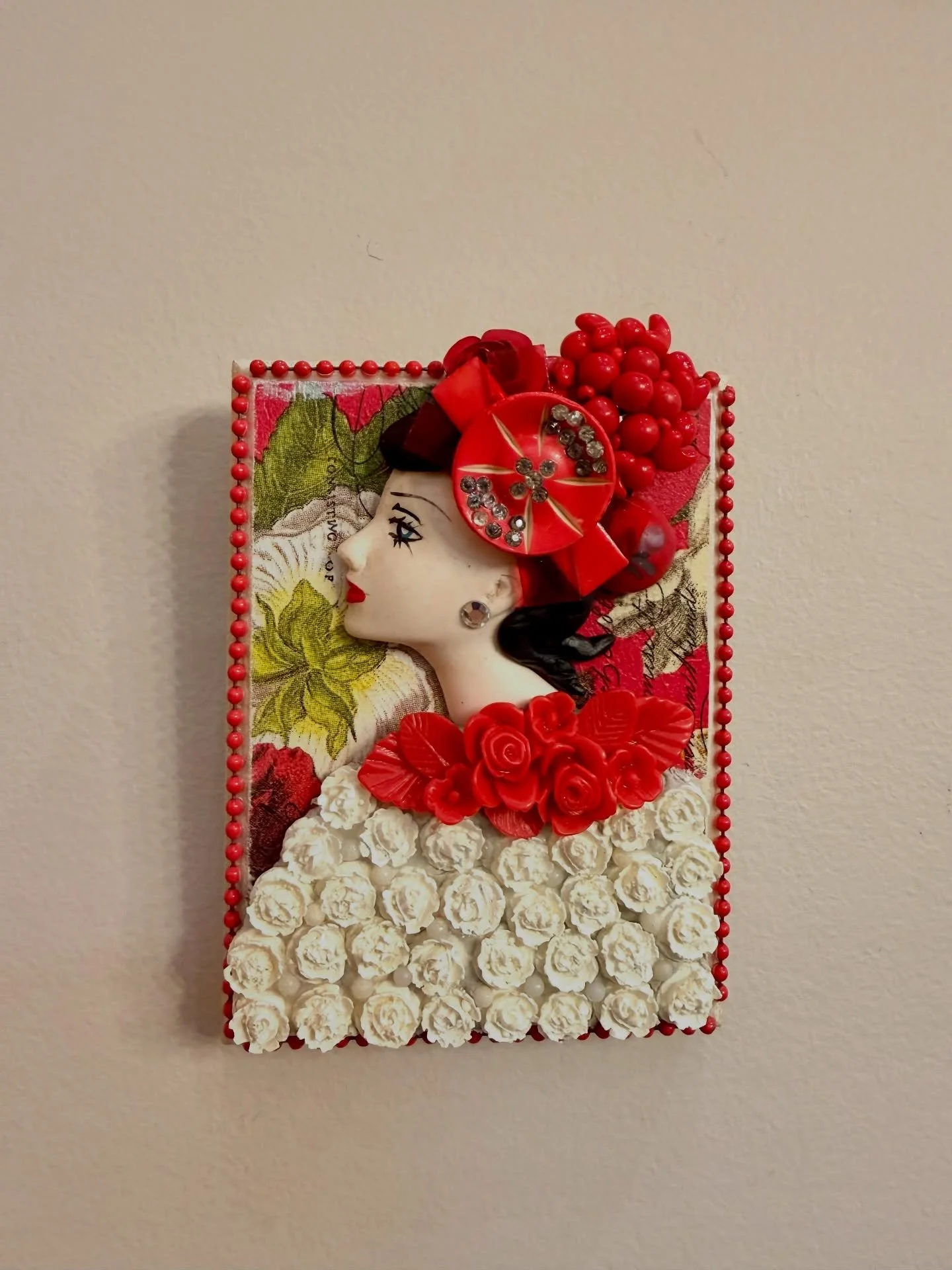 Celebrating Beautiful Women. 4x3&rdquo;. #mosaicwomen#mosaicart #beadart #mixedmediamosaics #debramagermosaics