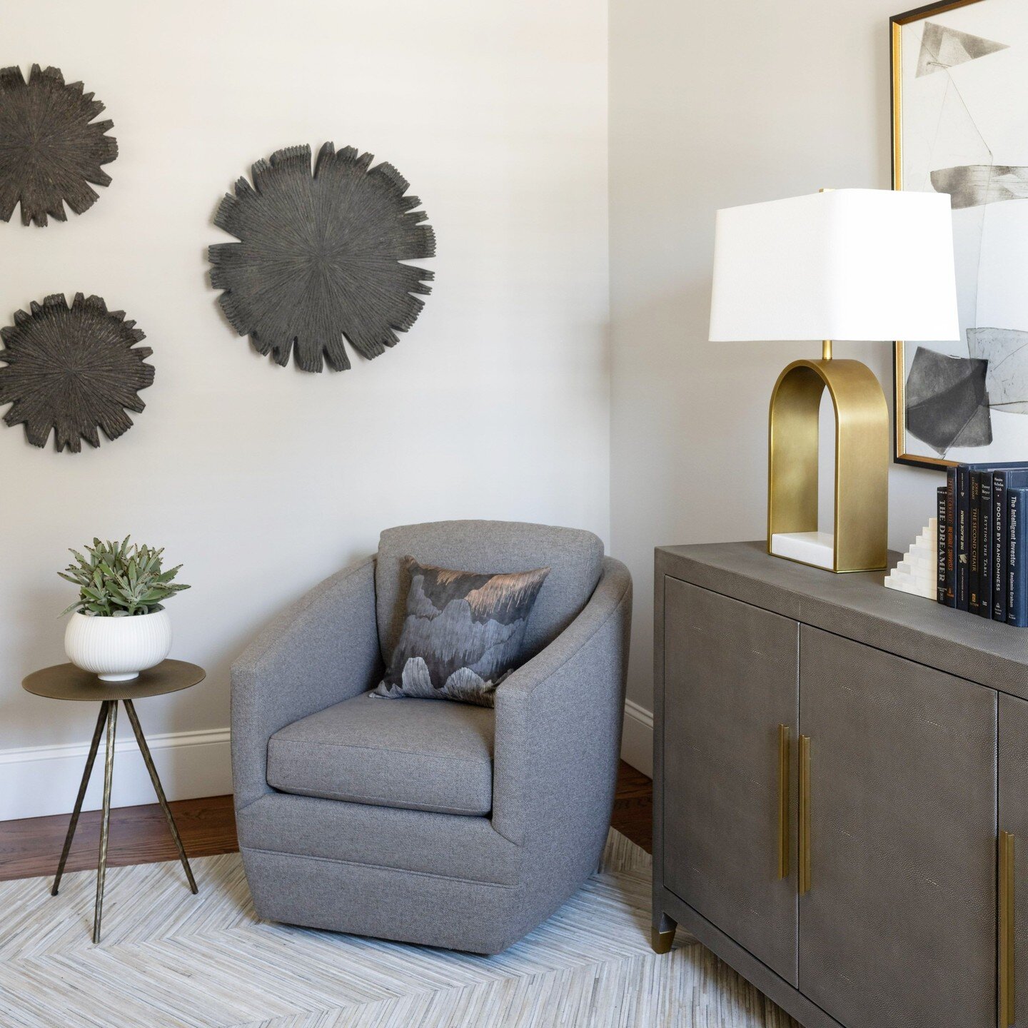 This corner of the office is the best seat in the house. Neutral hues are warmed with touches of brass making it masculine, modern and classic all at once. 
Design: @stylehouseboston