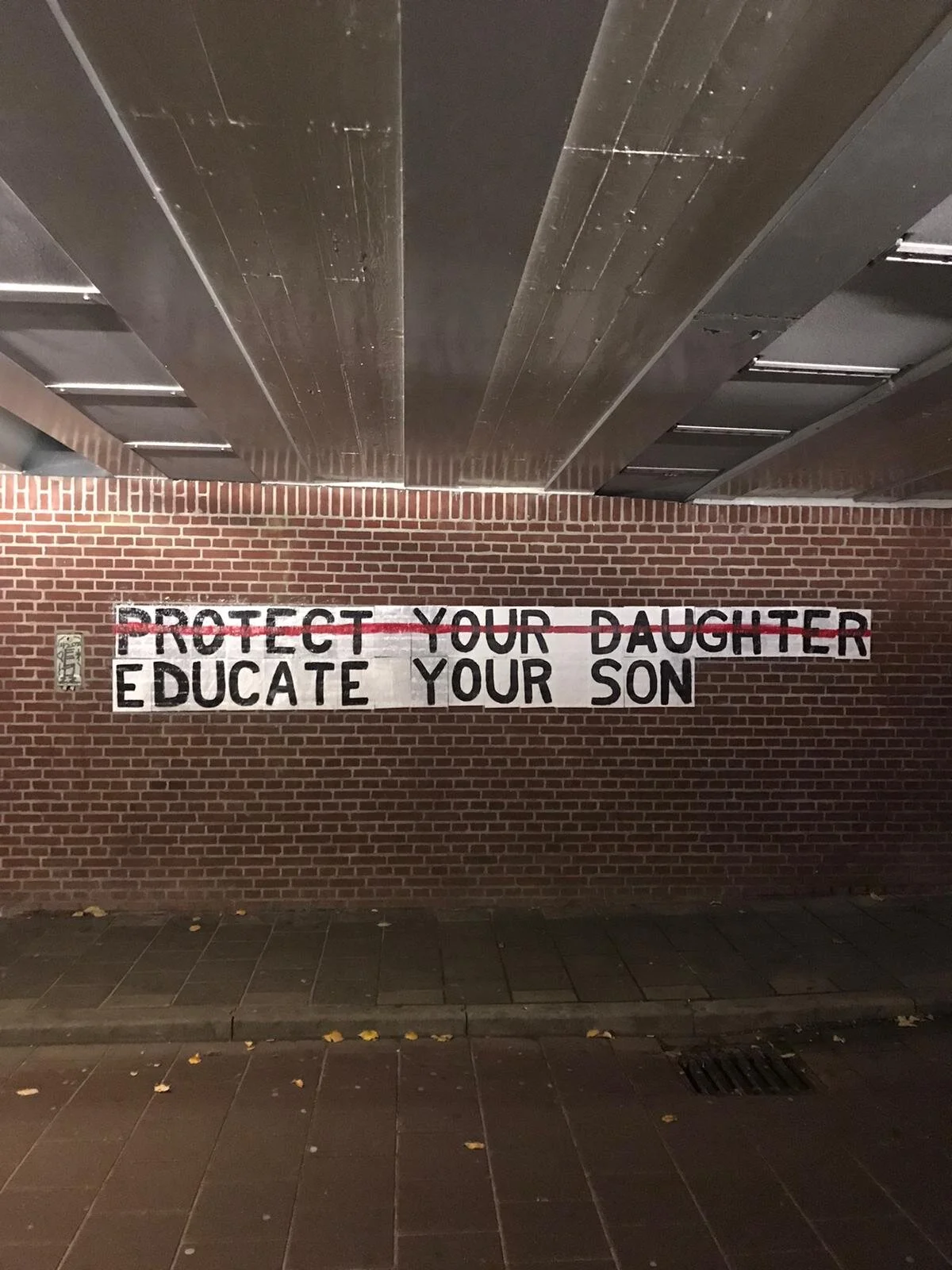 Stiekem plakken tegen seksueel geweld