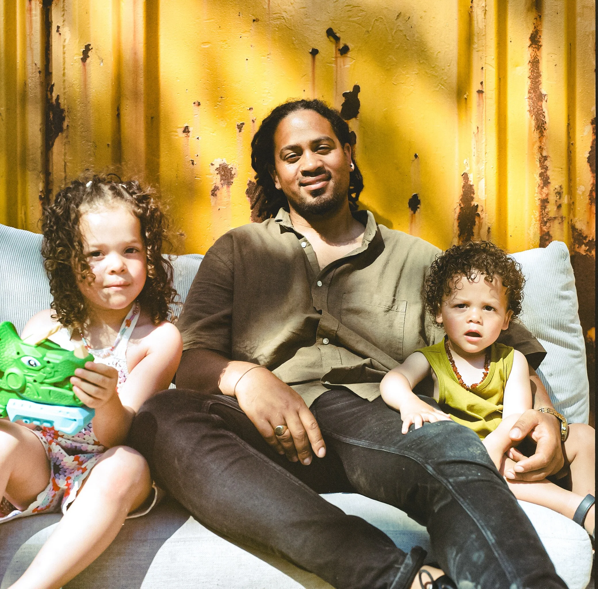 Zwarte vaders over vaderschap: “We voeden onze kinderen op door filters van ons eigen trauma”