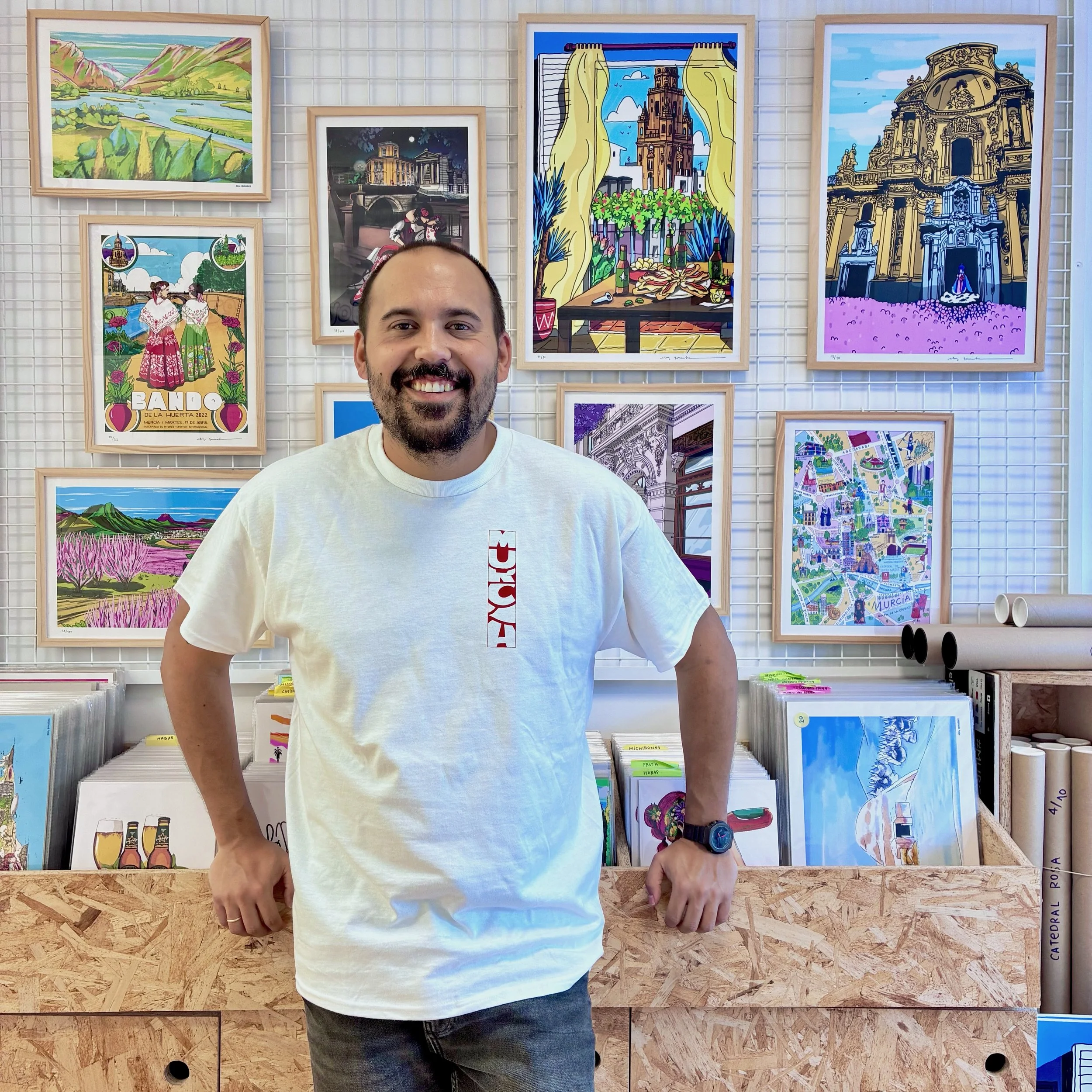Eloy González, ilustrador en Murcia, en su estudio