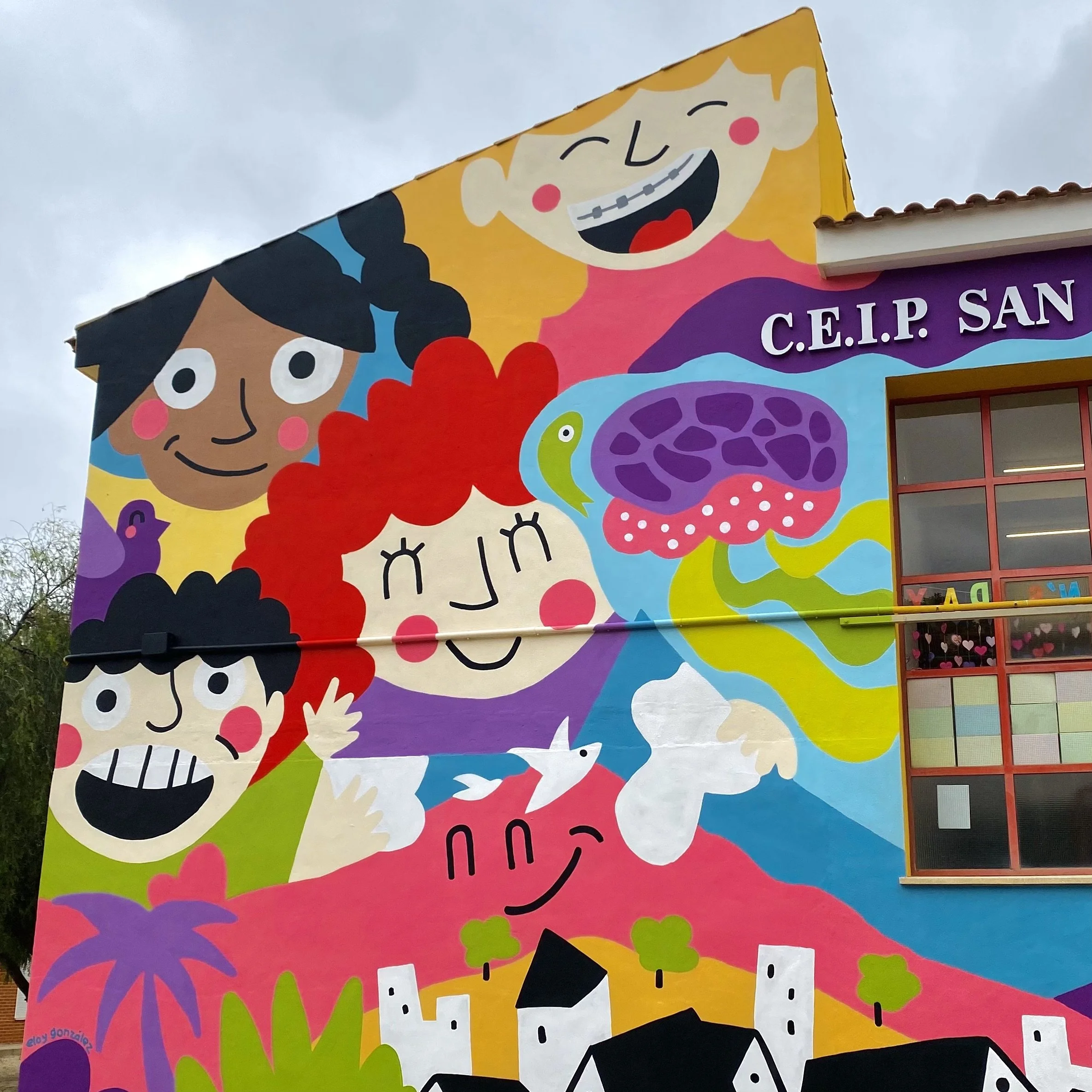 Un mural infantil que conecta el colegio con el paisaje, la fauna y la identidad de San Cayetano y el Mar Menor.