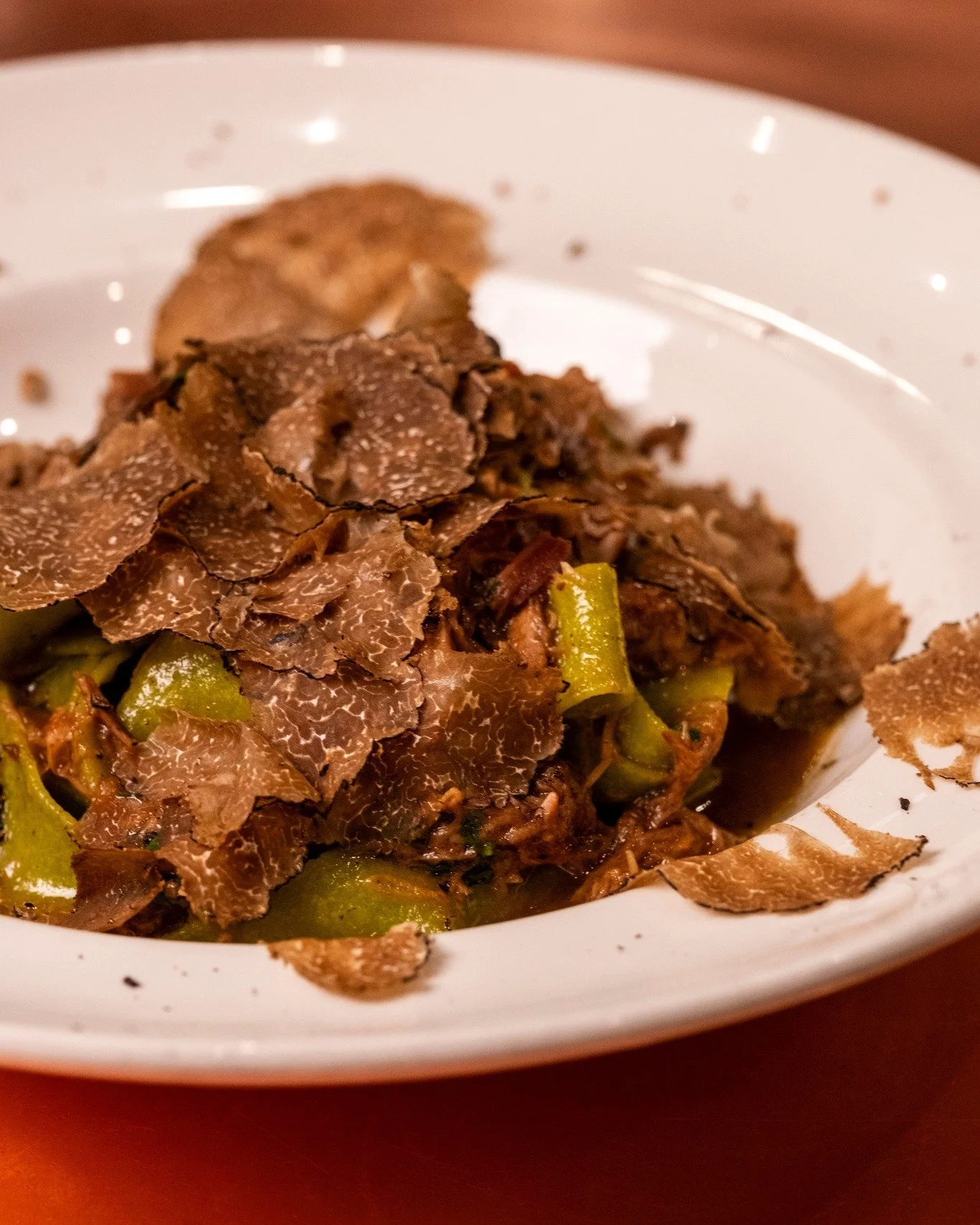 This is Mele e Pere in a dish. 🍝🌿 

Rich duck rag&ugrave;, fresh pappardelle, shaved black winter truffle. Pure soul food.

📍46 Brewer Street, London, United Kingdom W1F 9UJ
📞020 7096 2096

.

.

#foodie #londonfoodie #italianfood #italiantrattor