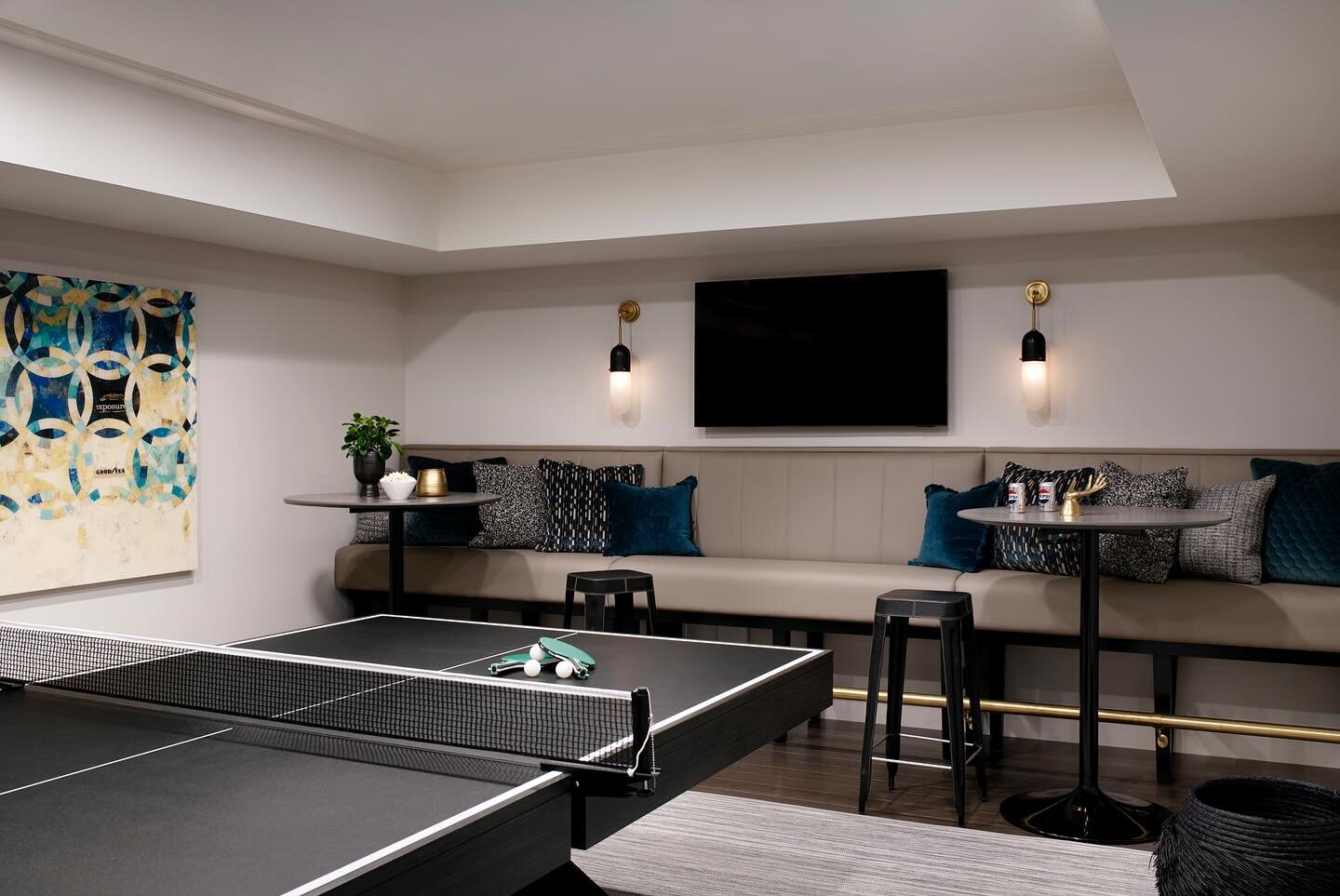 Heading into a long holiday weekend, how awesome would it be to have this lower level space to hang out with friends and family&hellip;A spot for everything!  Ping ponging 🏓 snacking, cocktailing, and comfy movie watching 🍿🎥
Design @treeluong