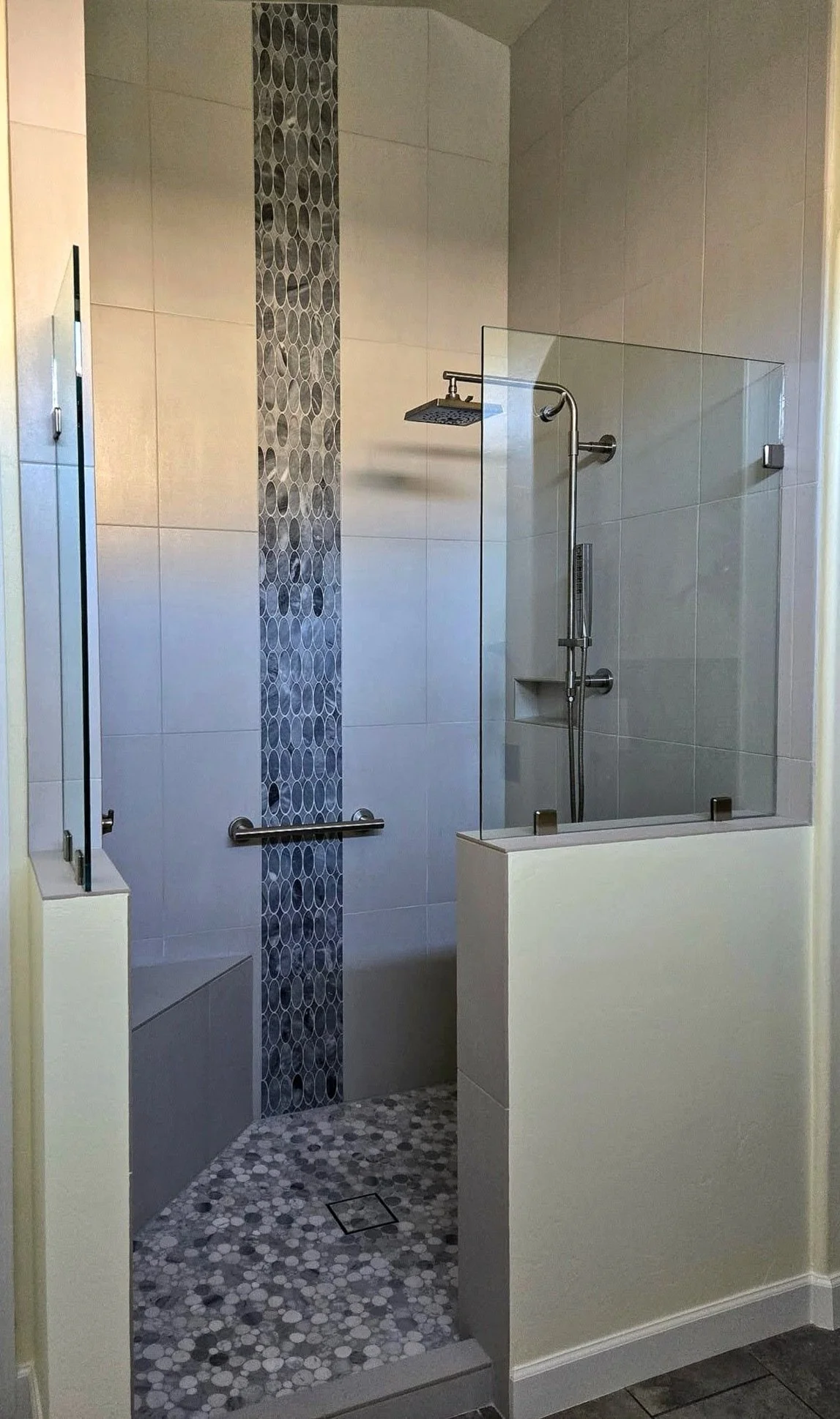 Shower_PonyWall_GlassPanel.jpg