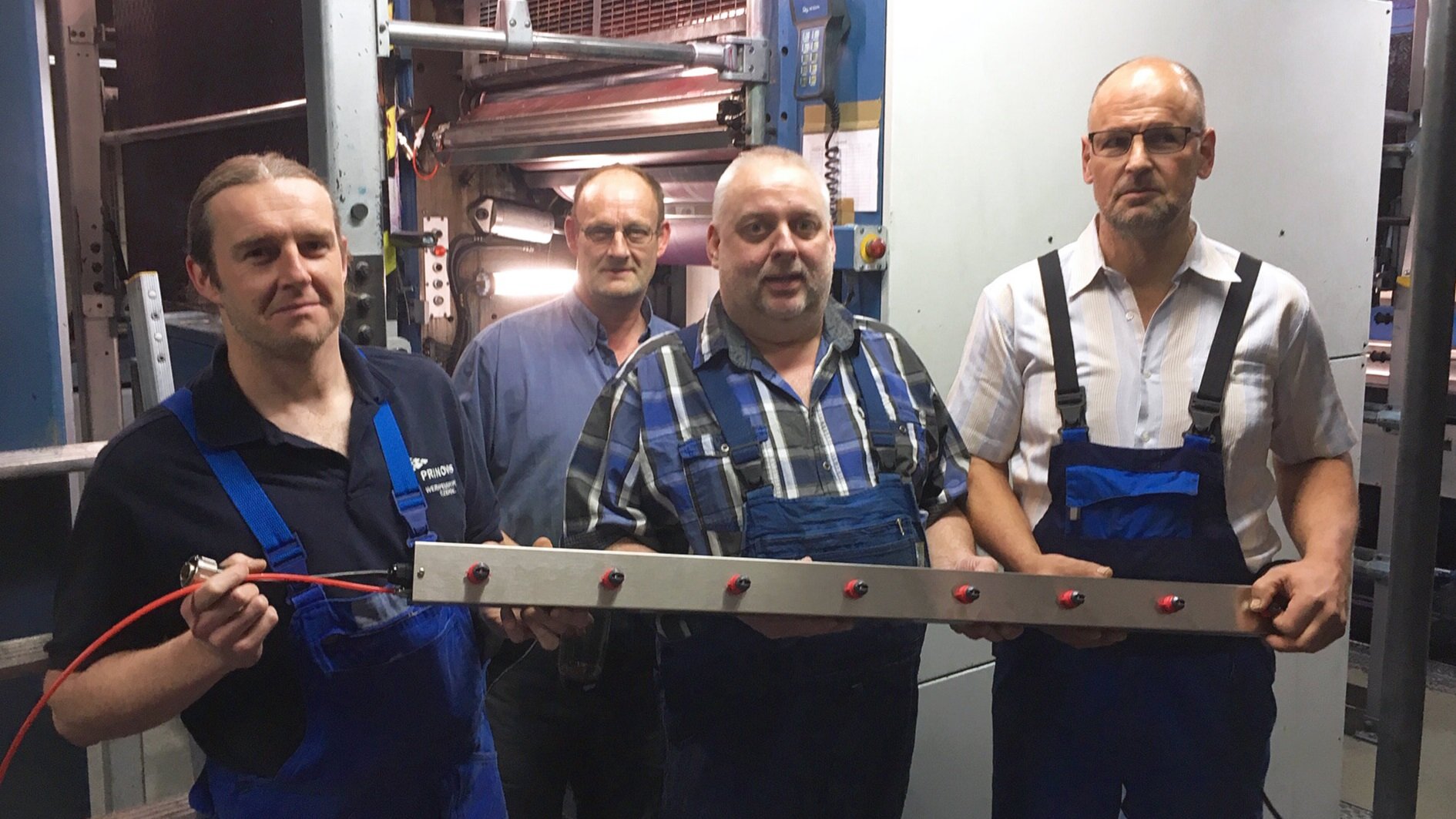 El equipo de producción de Boyens MediaPRINT GmbH , sostiene una barra de pulverización de EvenSpray World2.