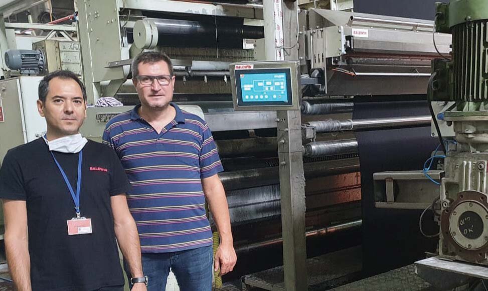 A la izquierda: El Sr. Nadir Biler, Técnico de Instalación de Tecnología Baldwin en Spot Tekstil.  A la derecha: Sr. Ali Küçükerenköy, Gerente de Acabado, Sezginler Tekstil.