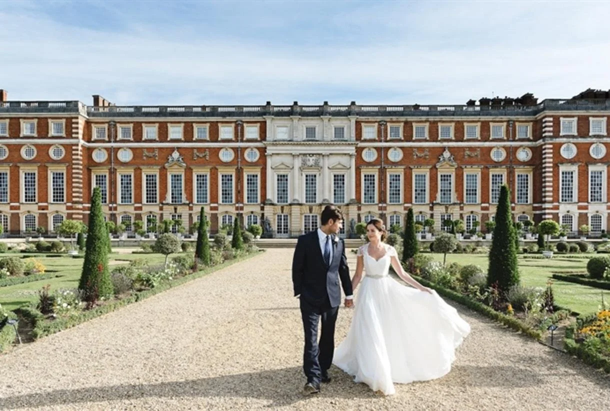 Bride_and_ground_palace_in_background1000_1539469161.jpg