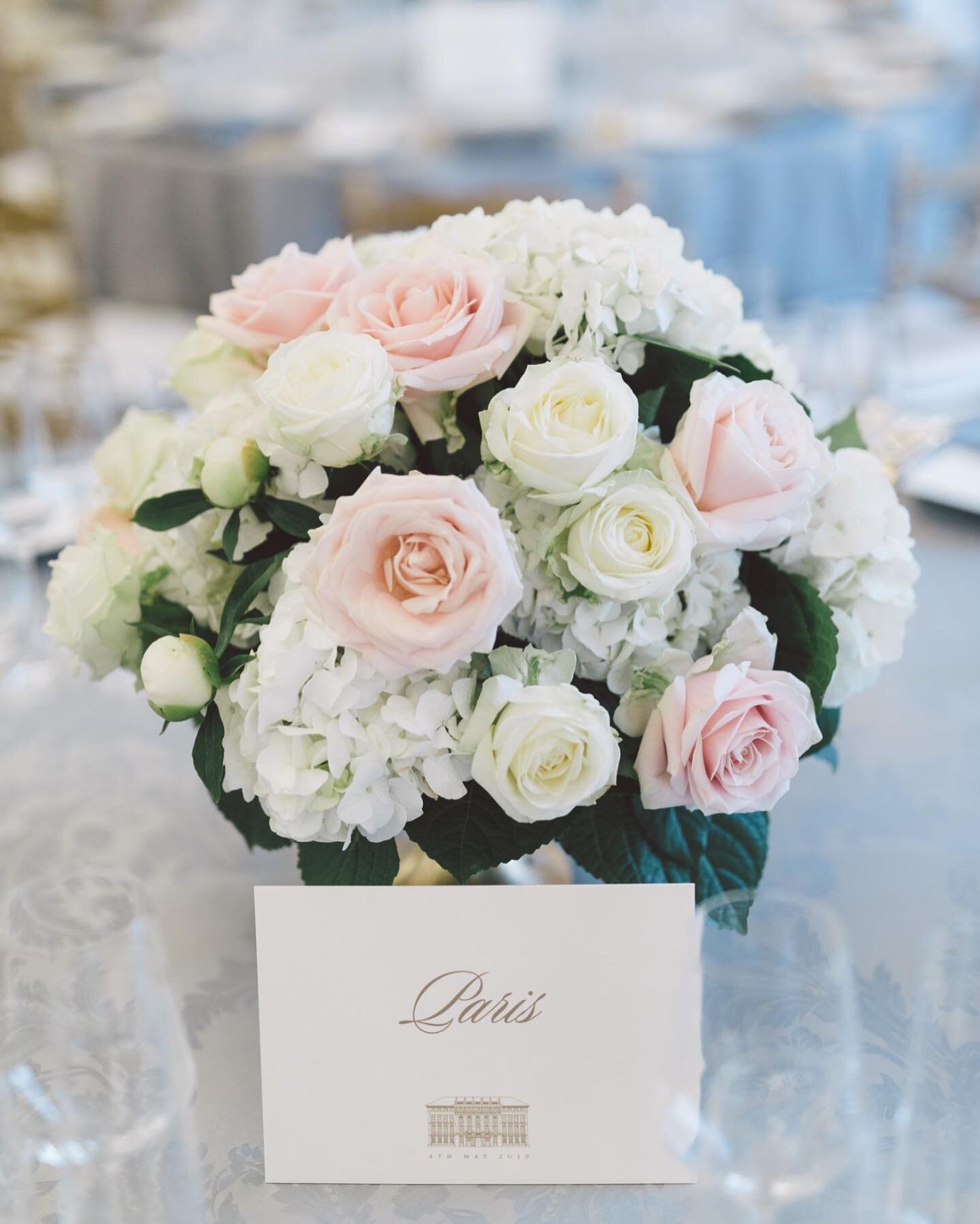 Table flowers and names 🌿💕
@atwistoflemonwedding 
@averybelovedbloom