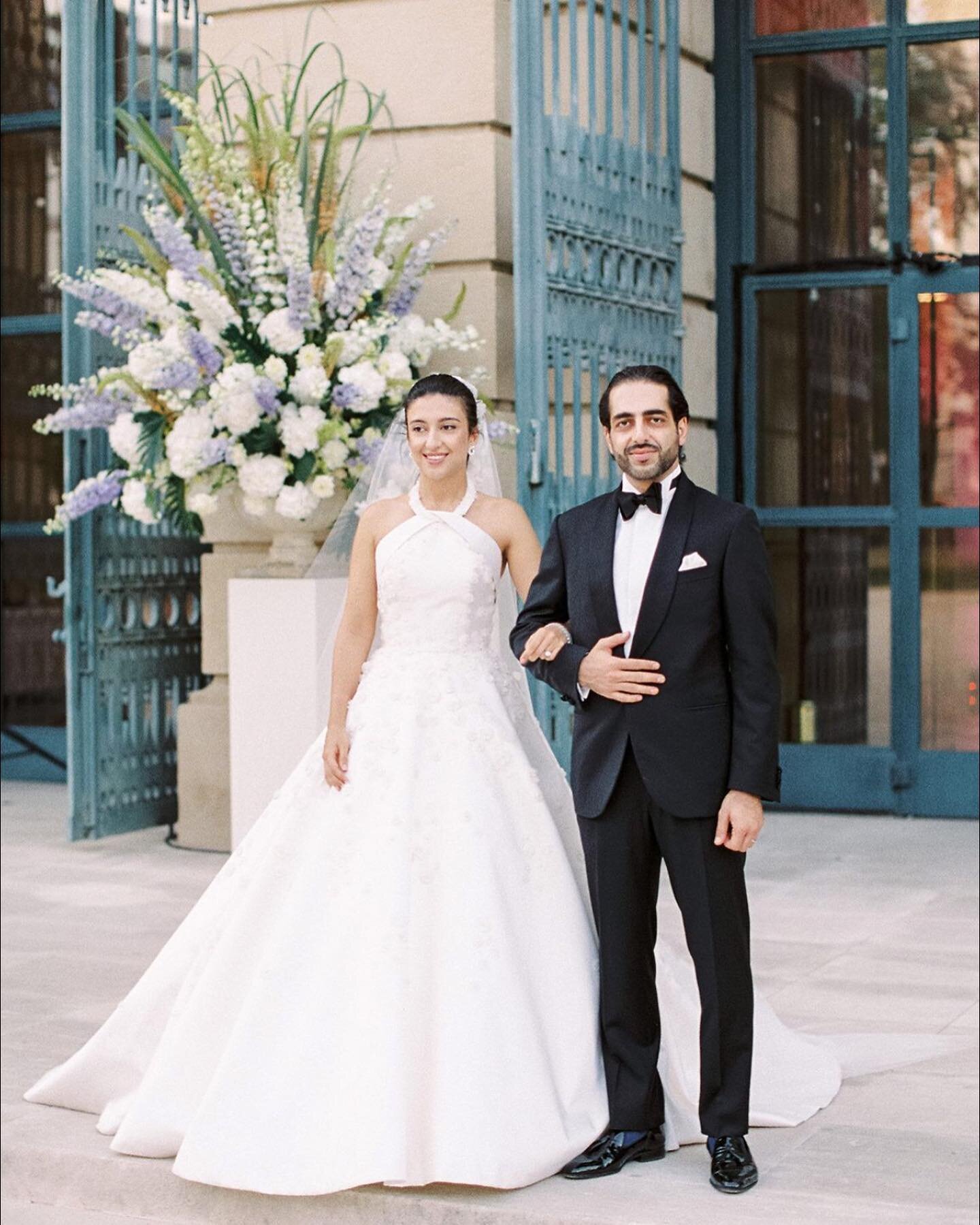 Definitely a sparkling and electric couple! 

Thank you @stylemepretty for sharing our work and many thanks to @sotiris_tsakanikas and @atwistoflemonwedding for your stunning work 💕💕💕