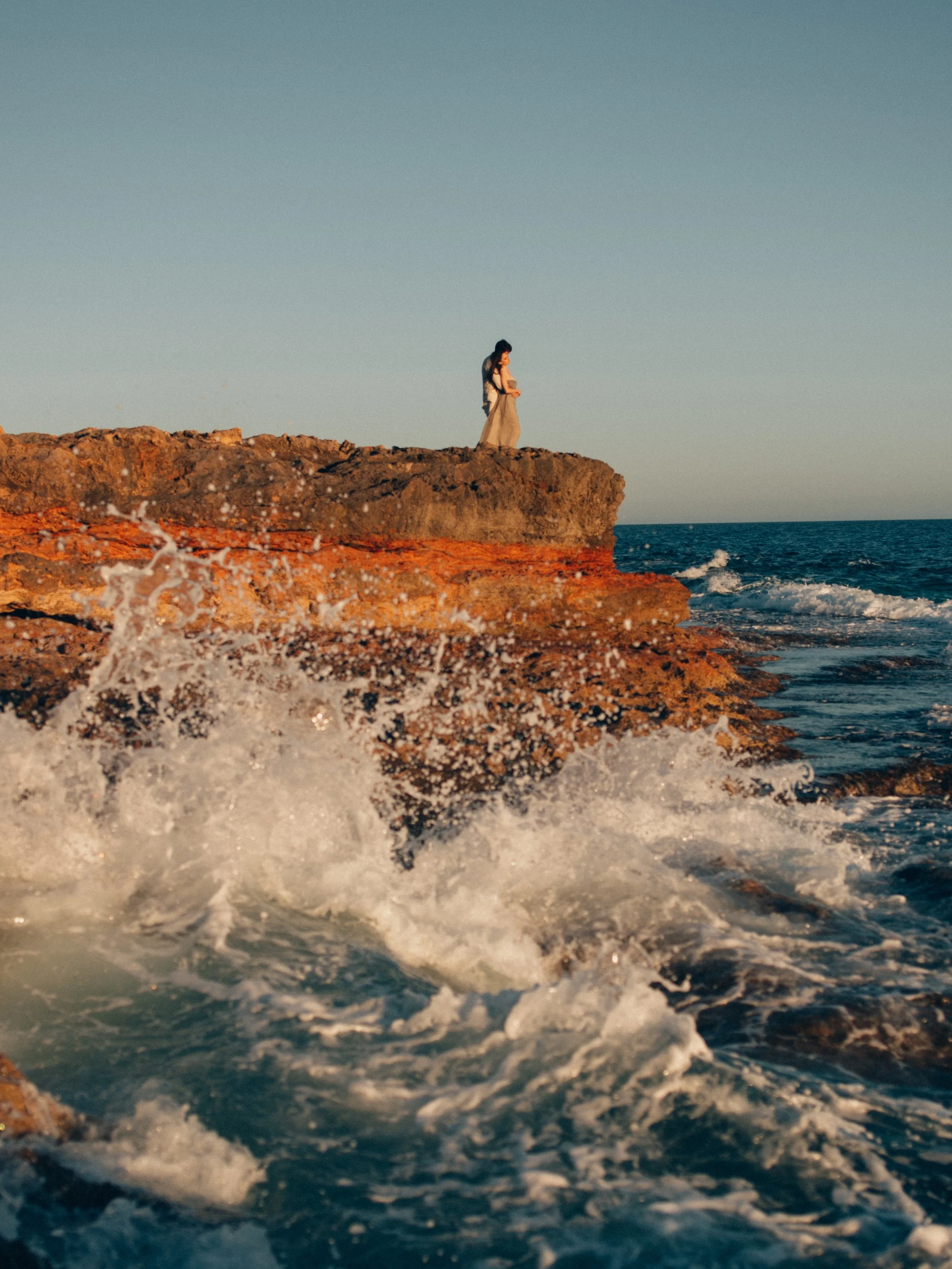 What if getting married is the adventure of your lifetime and the starting point &ndash; meaning your wedding &ndash; sets the tone&hellip;.How do you envision this start? 

Our couple on Mallorca island 👑
Photo: Manuela Kalupar
Dress: @elfenklei