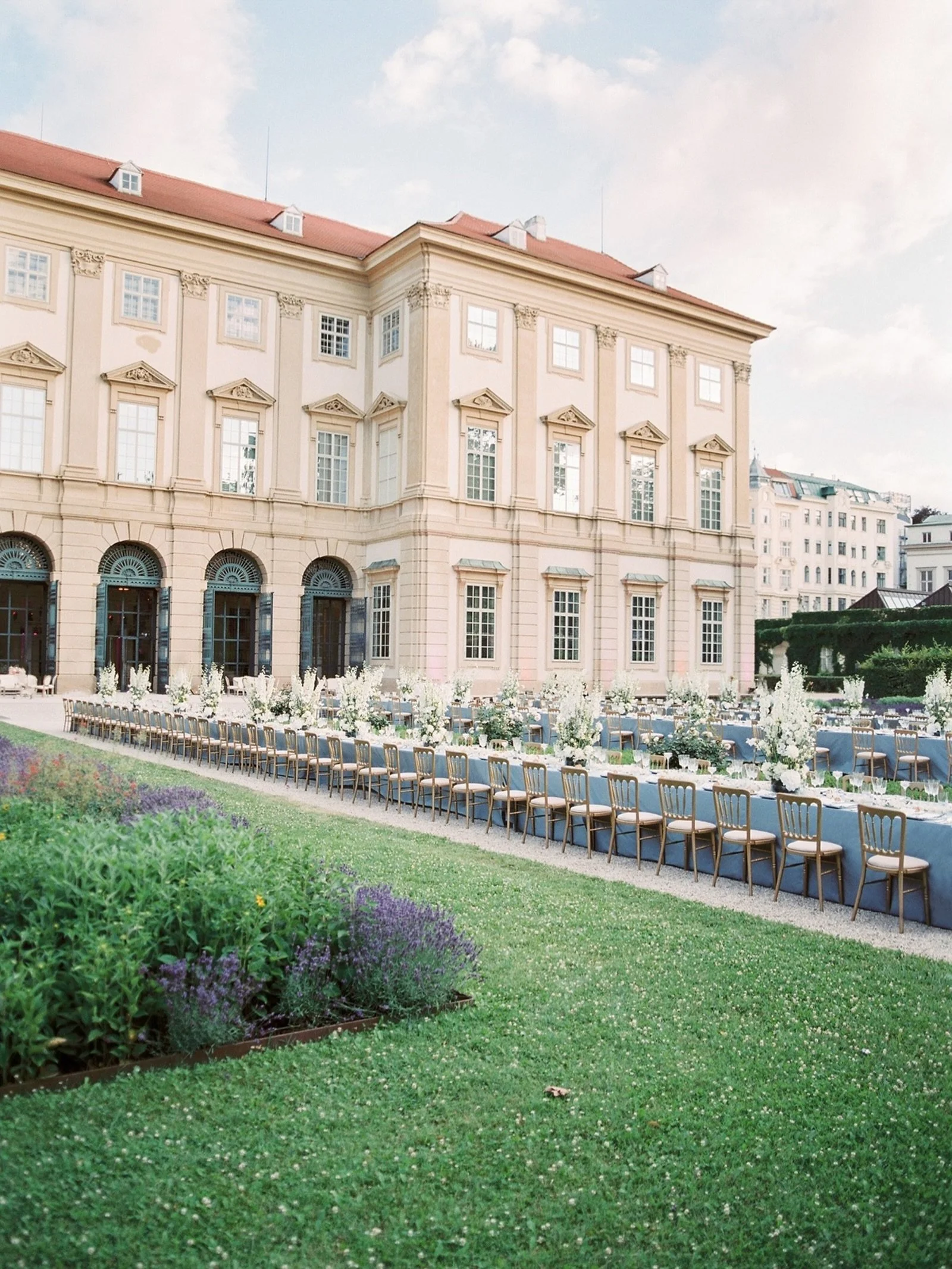 Alfresco dinner set up at @palaisliechtenstein 😍
Photo: @atwistoflemonwedding 

#destinationweddingplanner #gettingmarried #destinationweddingaustria
#bestweddingplanner #fineartwedding