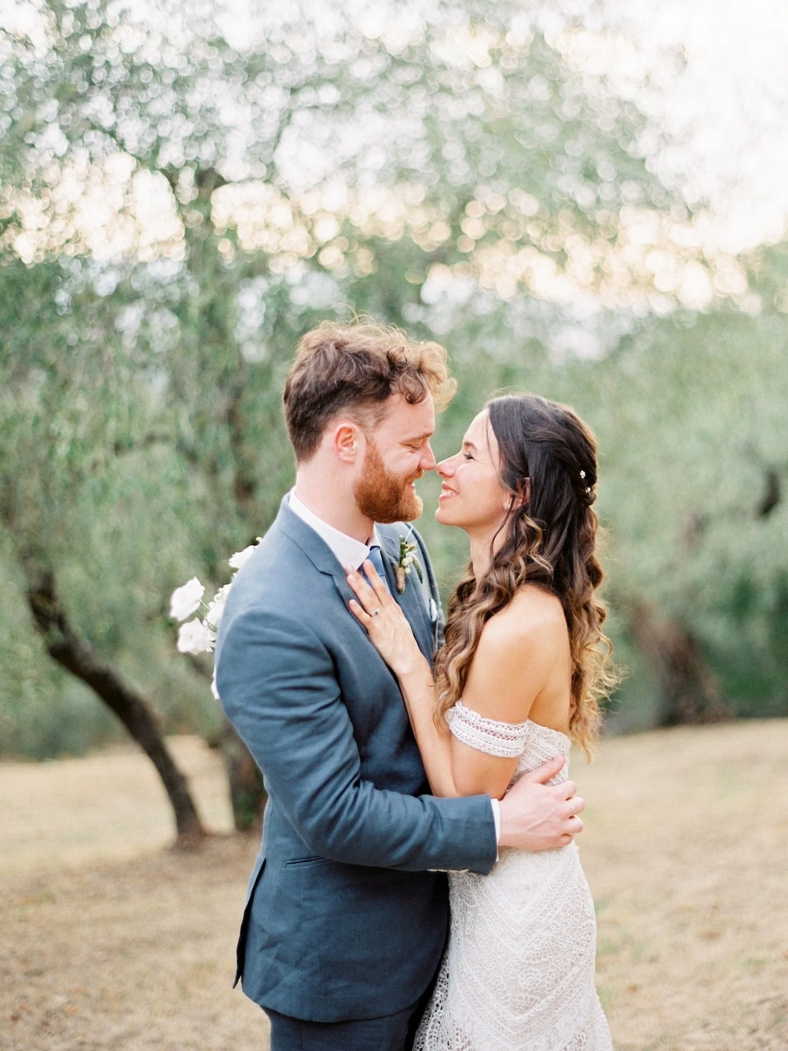 Bridal Wowness at this Destination Wedding Weekend 
in Tuscany! One of our favorite places @villalefontanelle 💘

It&acute;s all about the couple, the light and the emotions.
Bridal gown: @ruedeseinebridal 
Photos: @stefaniekapraphoto 

#destina