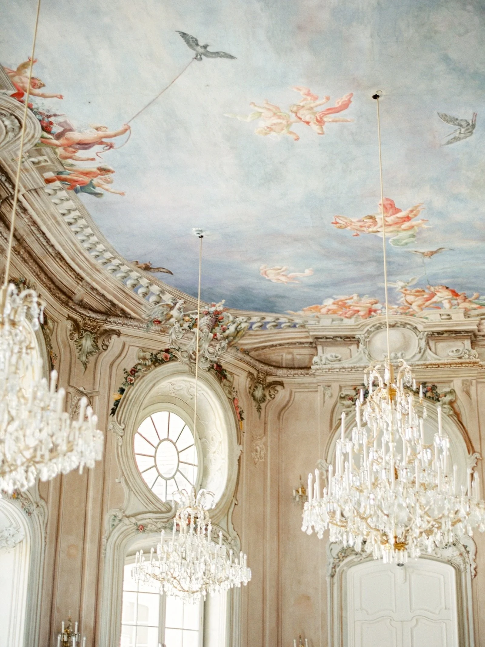 This is how viennese ceilings look like 👑
Photo: @ashleyludaescherphoto 

#destinationweddingplanner #gettingmarried #destinationweddingaustria
#bestweddingplanner #fineartwedding