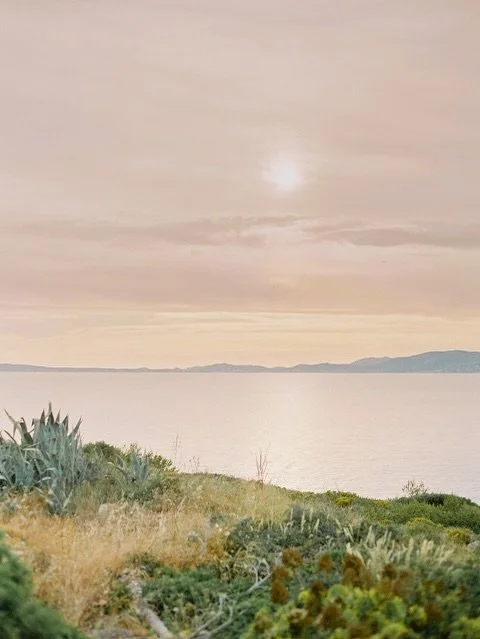 The most romantic dinner elopement set up at @cap_rocat 
This is the real deal and our couple was over the moon&hellip;🌙

Photos: @stefaniekapraphoto 
Venue: @cap_rocat 

#destinationweddingplanner #gettingmarried #destinationwedding 
#bestweddin