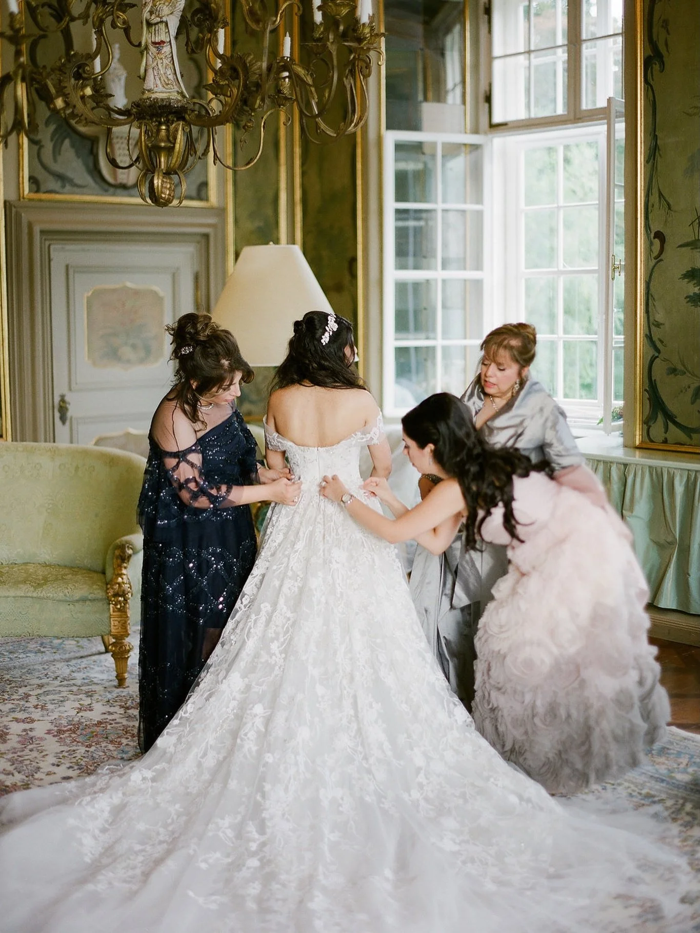 The moment before getting out to the ceremony ❤️👑

Captured by @gregfinck 
As seen on @stylemepretty and @hochzeitswahn 

#destinationweddingplanner #gettingmarried #destinationweddingaustria
#bestweddingplanner #fineartwedding