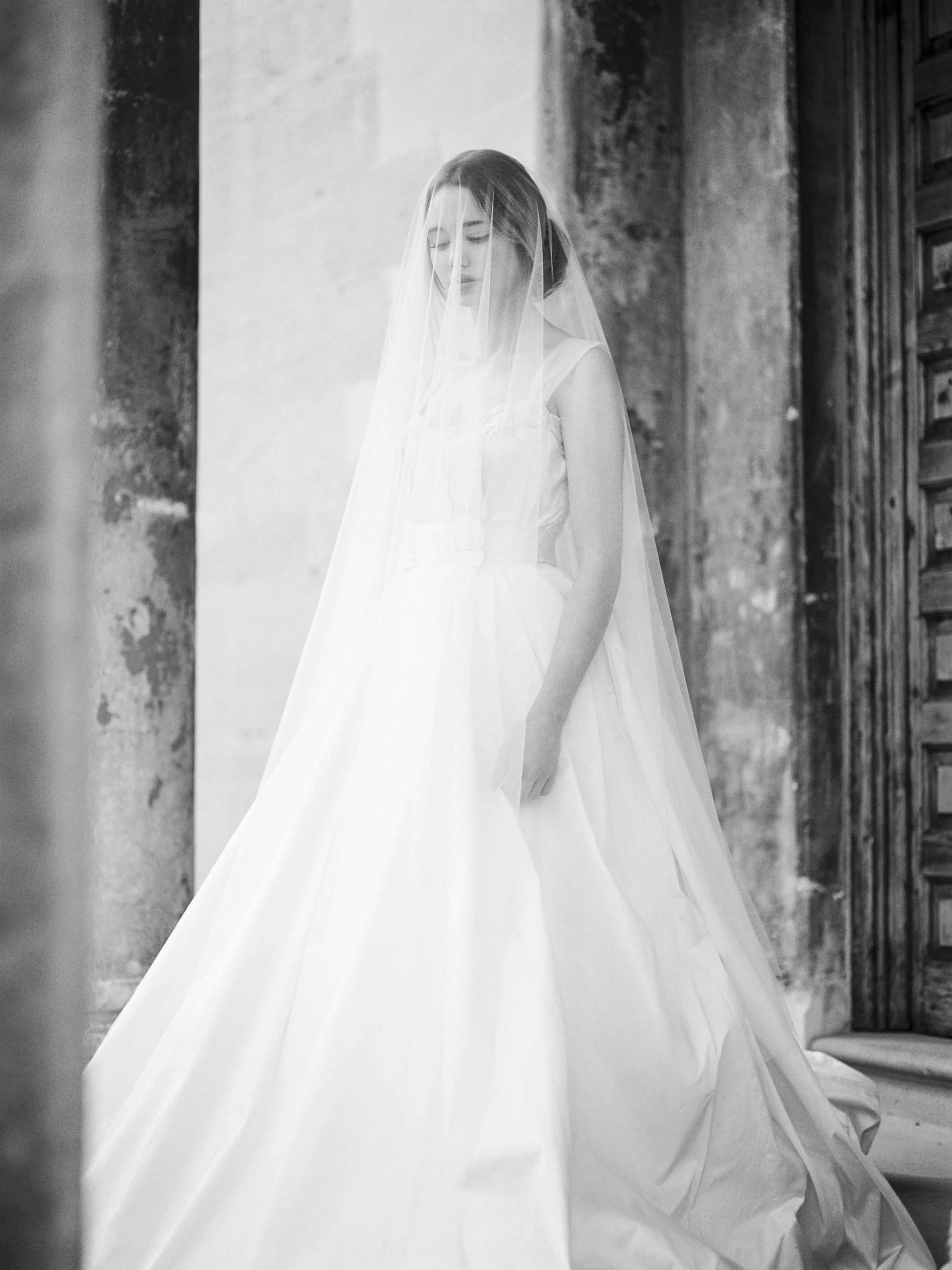 Bridal beauty in England, captured by @theresa_furey 🤍
As seen on @magnoliarouge 

#destinationweddingplanner #gettingmarried #destinationwedding
#bestweddingplanner #bride