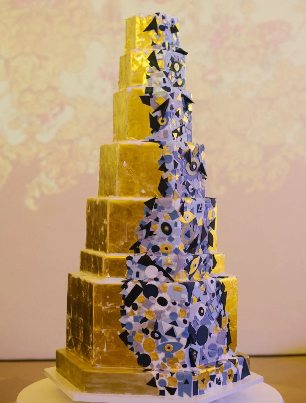 Our Klimt wedding cake 💜
Captured by @stefaniekapraphoto on one of our Lebanese
Destination Wedding Weekends

Cake by @grubers_schnabulerie 

#destinationweddingplanner #gettingmarried #destinationweddingaustria
#bestweddingplanner #lebanesewedd