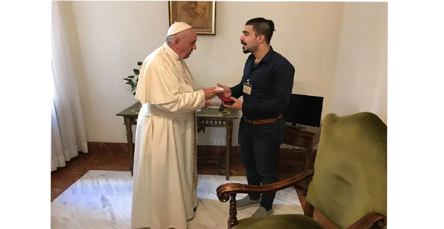 البابا فرنسيس يحمّل الشاب صفا الألقوشي رسالة تشجيع إلى شباب العراق