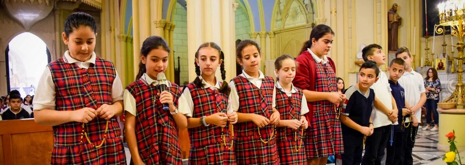 طلاب المدارس المسيحية في القدس يصلون المسبحة الوردية تلبية لدعوة البابا فرنسيس