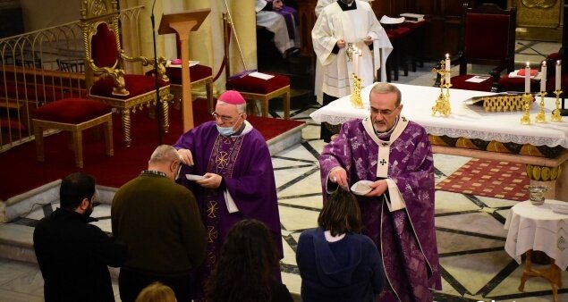 غبطة البطريرك بيتسابالا يترأس قدّاس أربعاء الرماد في البطريركيّة اللّاتينيّة