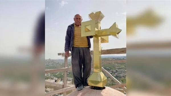 رفع الصليب على كنيسة شهداء القرن الـ21 في بيت لحم