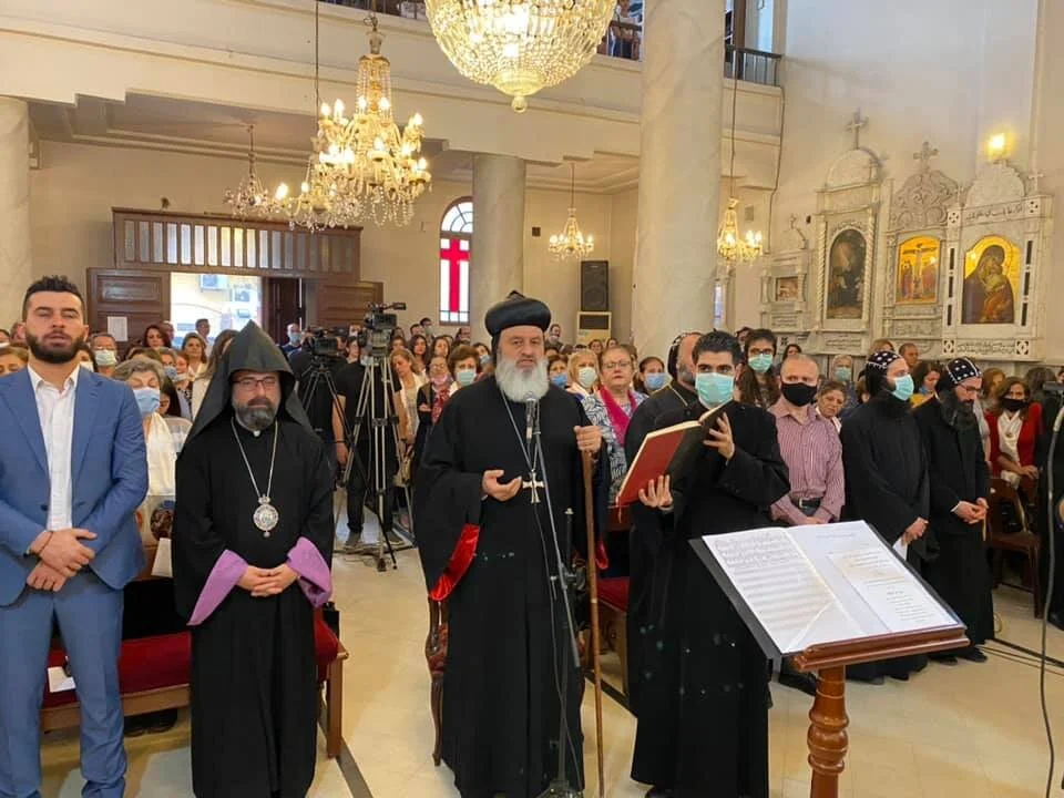 His Holiness Patriarch Mor Ignatius Aphrem II prays on the intention of the kidnapped bishops during a spiritual evening entitled "Light after darkness"