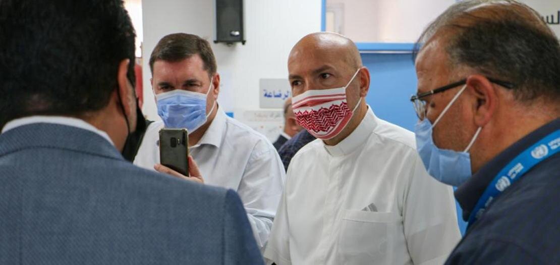 المونسنيور لالي يزور مخيّم جرش للّاجئين الفلسطينيّين، شمال غرب الأردن،  في يوم اللّاجئين العالمي