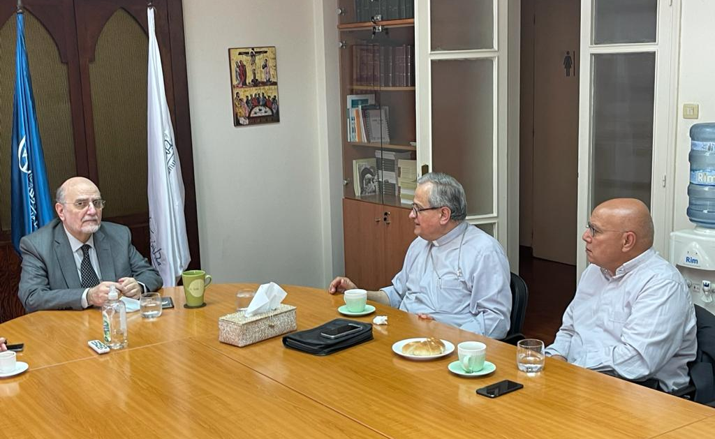 El Secretario General Honorario, Monseñor Paul Rouhana, y el Padre Dr. Antoine Ahmar visitaron la sede del Consejo de Iglesias del Oriente Medio