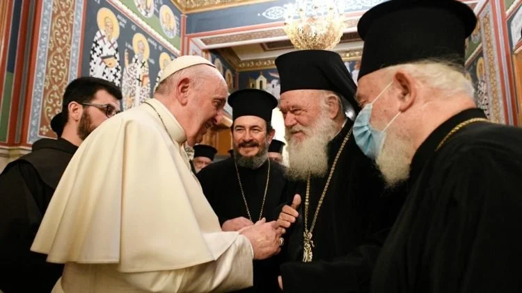 قداسة البابا فرنسيس في لقاء الكنيسة الأرثوذكسيّة في اليونان: أتيت حاجًا لتجديد الشّركة الرسوليّة وتغذية المحبّة الأخويّة