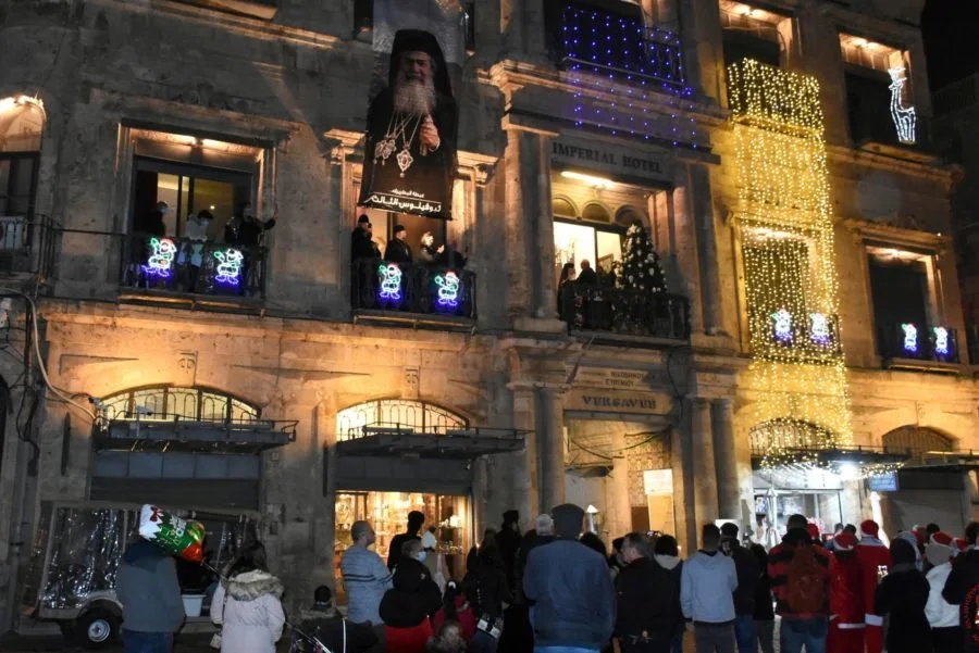 إضاءة شجرة عيد الميلاد في فندق الإمبريال في باب الخليل في دفاع مستمرّ لبطريركيّة القدس عن الوجود المسيحيّ في المدينة المقدّسة