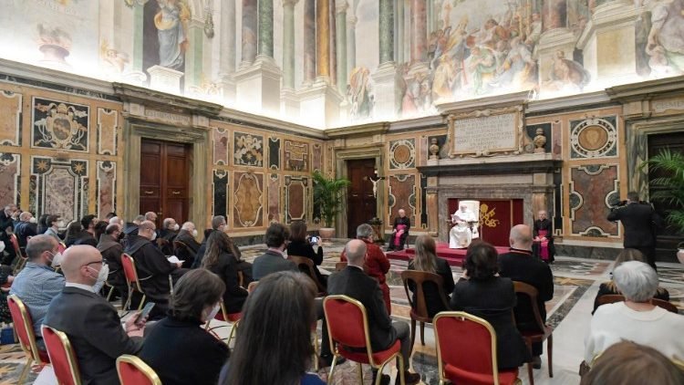 قداسة البابا فرنسيس يستقبل وفدًا من حراسة الأرض المقدّسة في الذكرى المئويّة  