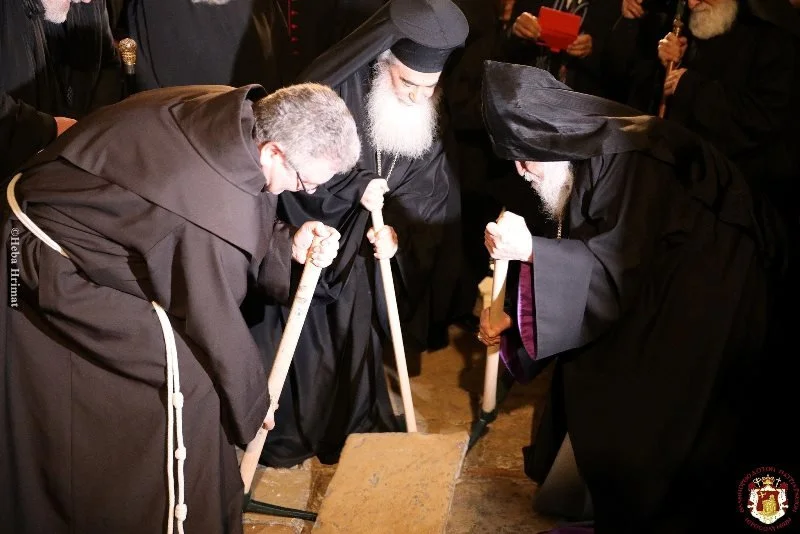 تدشين بدء أعمال ترميم الأرضيّة في كنيسة القيامة المقدّسة