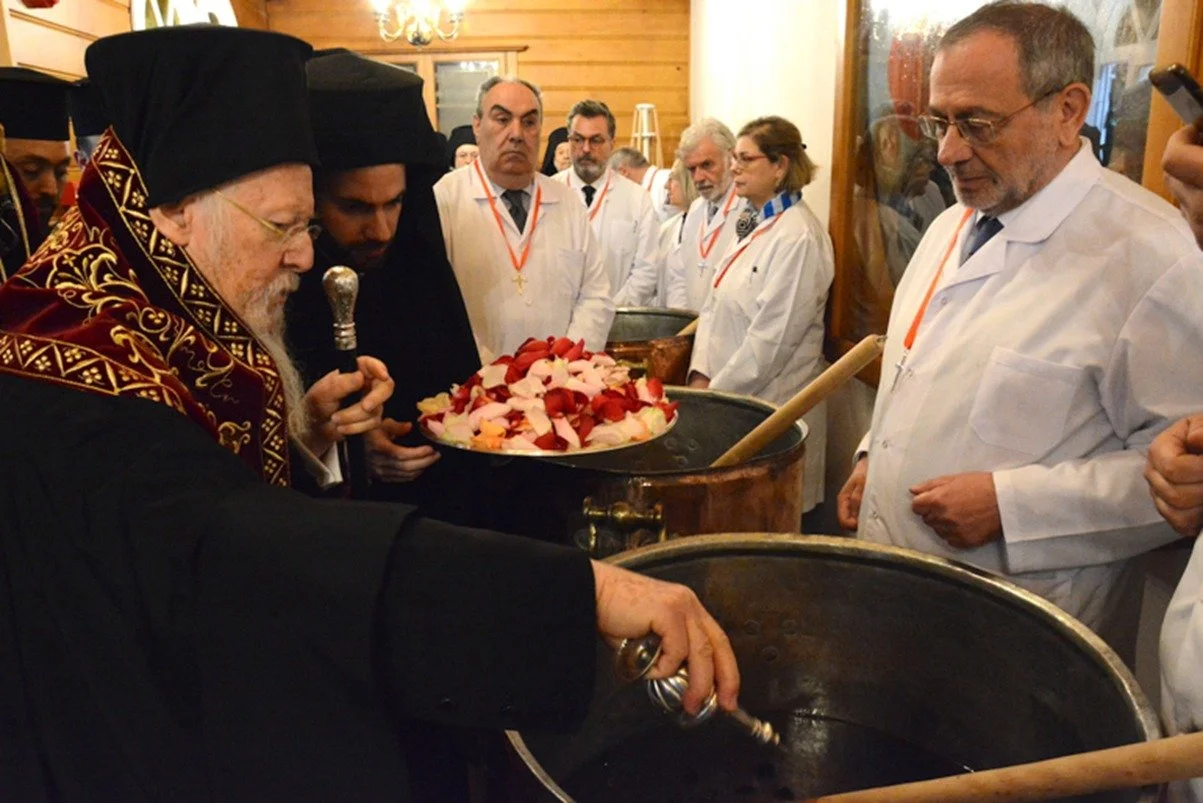 صُنع زيت الميرون المقدّس يوم الإثنين العظيم المقدّس في البطريركيّة المسكونيّة